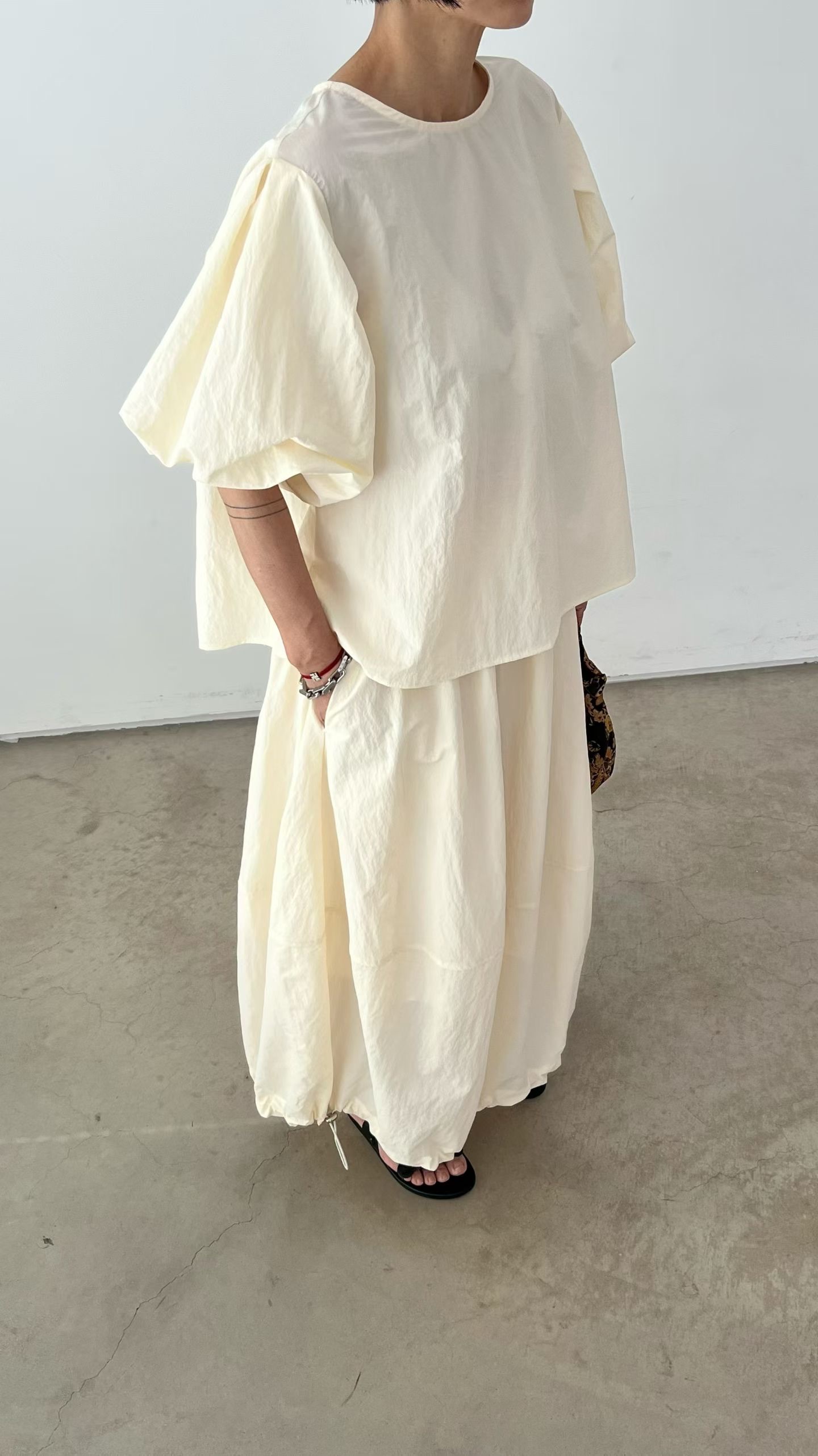 VN21 / ROUND NECKLINE PUFF SLEEVES TOP