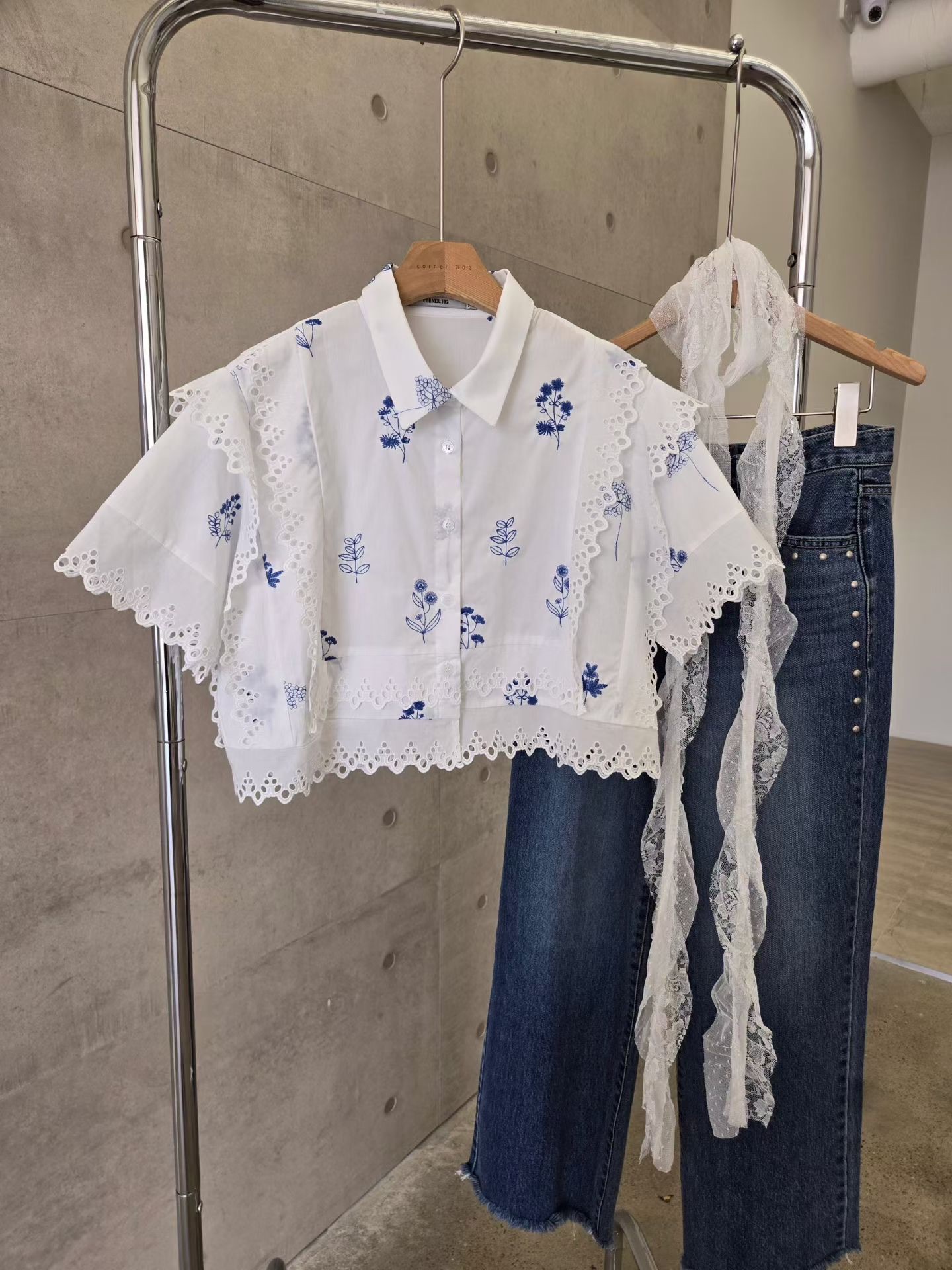 CN19 / BLUE EMBROIDERED FLOWERS CROP SHIRT