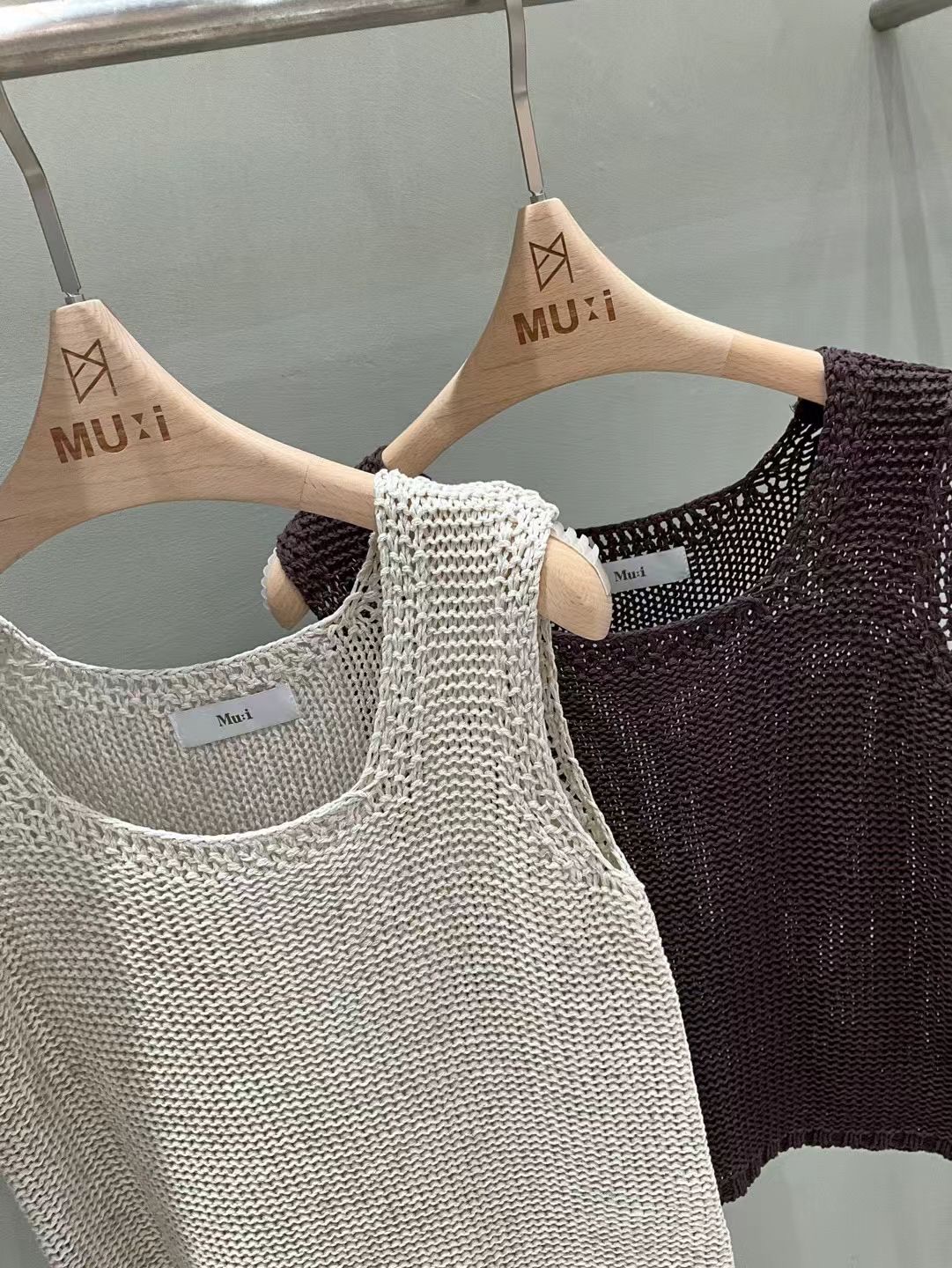MU16 / SQUARE NECKLINE KNIT SLEEVELESS TOP