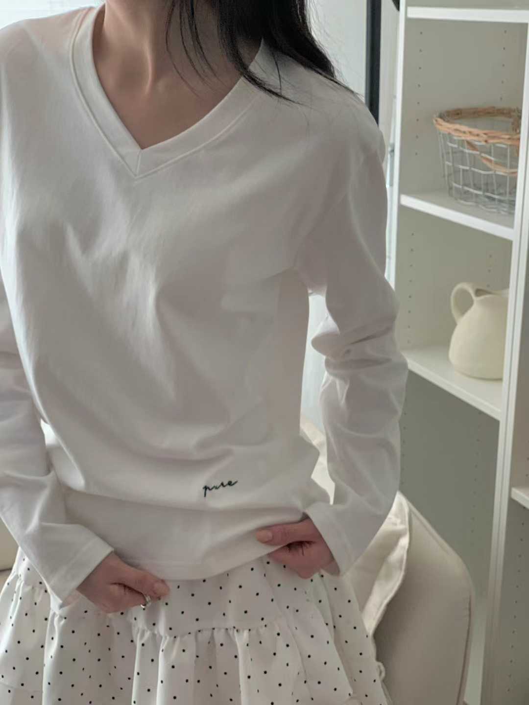 DELICE "PURE" SLOGAN V-NECK TEE