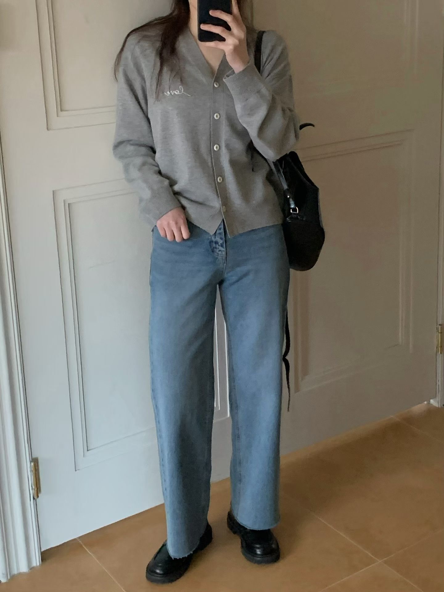 JU03 / "LOVE" EMBROIDERED LOGO CARDIGAN