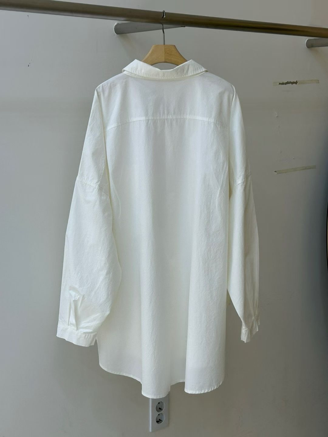 KL14 / BUTTON DOWN IRREGULAR HEM SHIRT