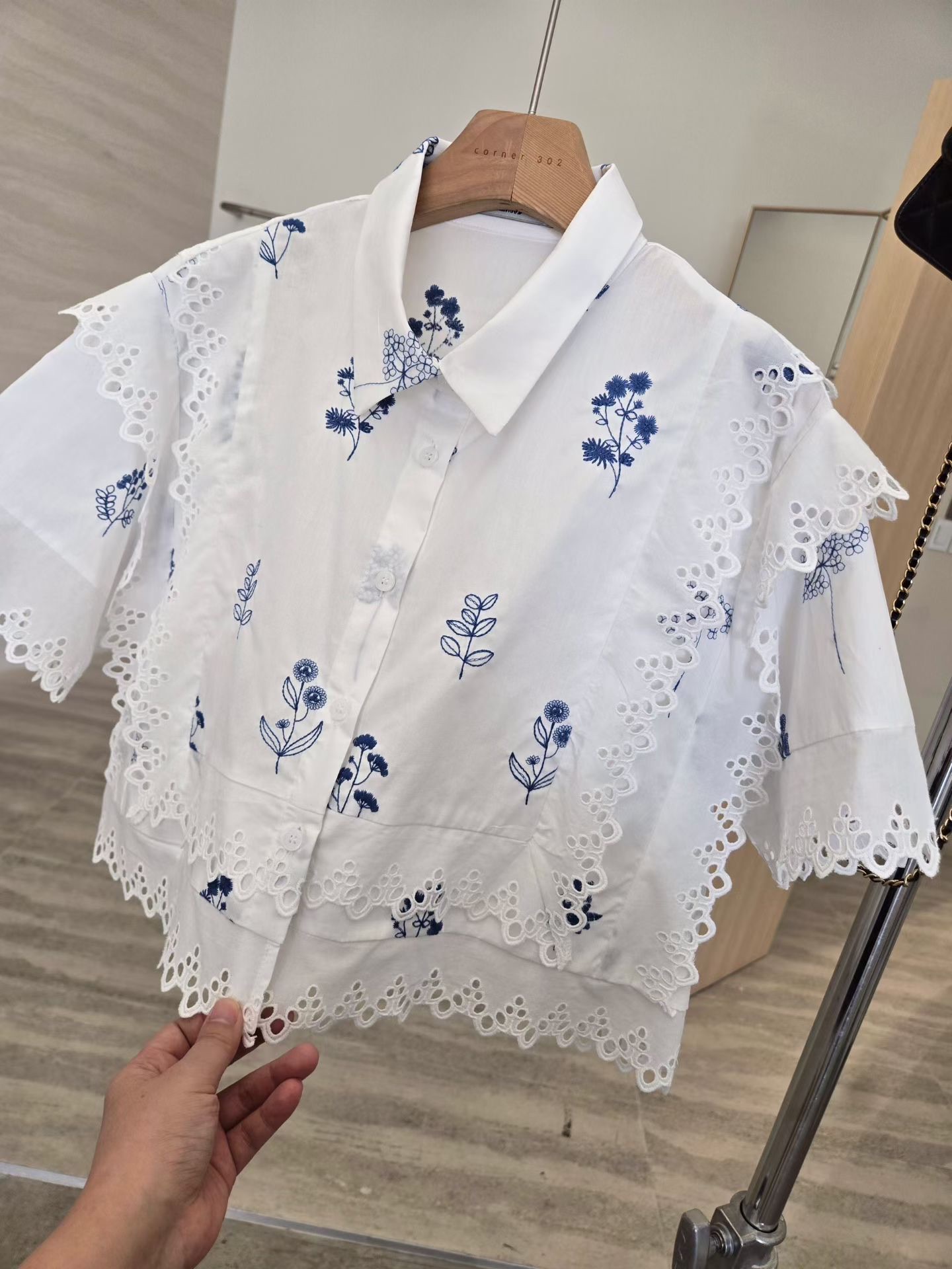 CN19 / BLUE EMBROIDERED FLOWERS CROP SHIRT