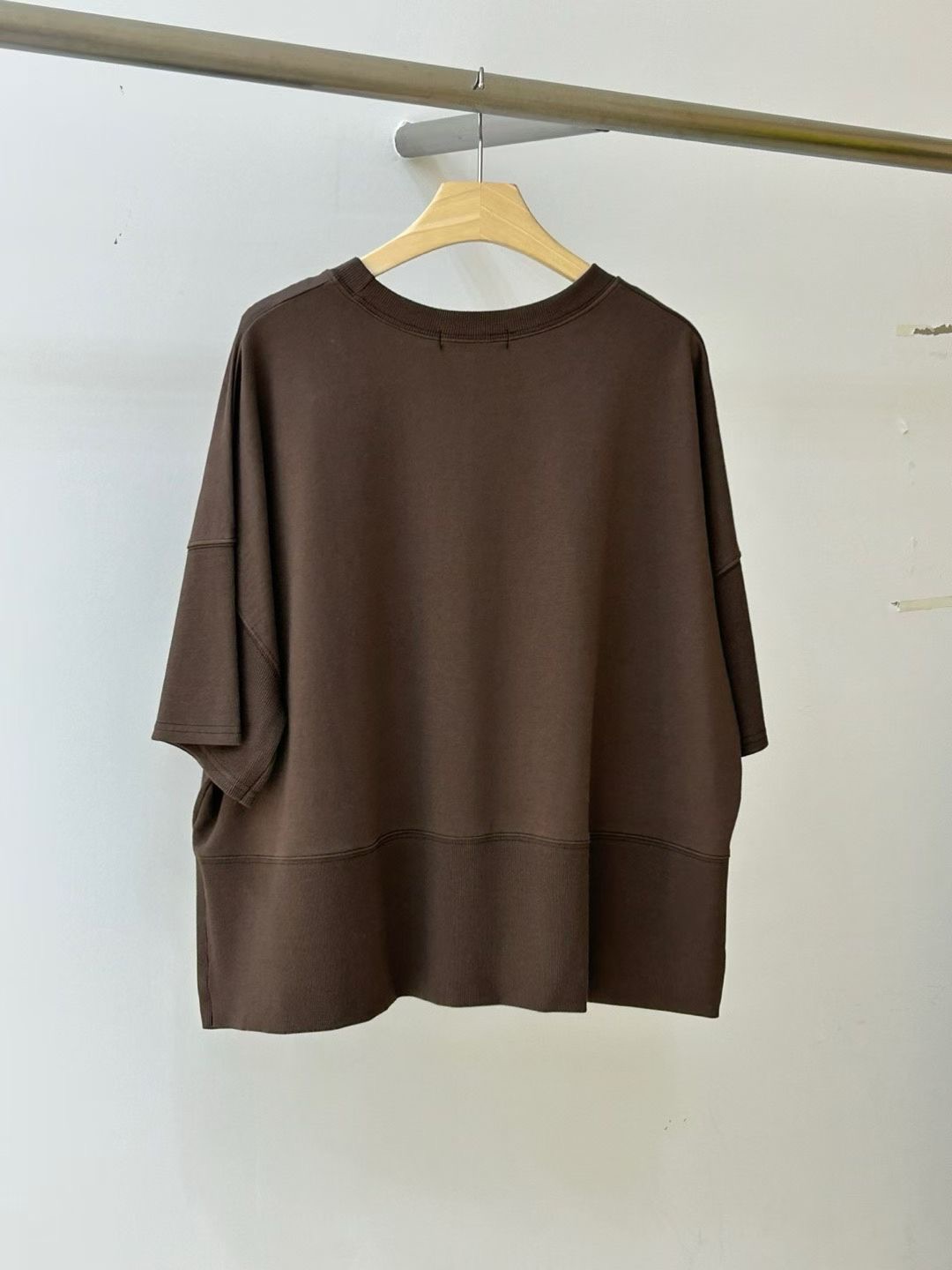 KL08 / OVERSIZED PANEL HEM TEE
