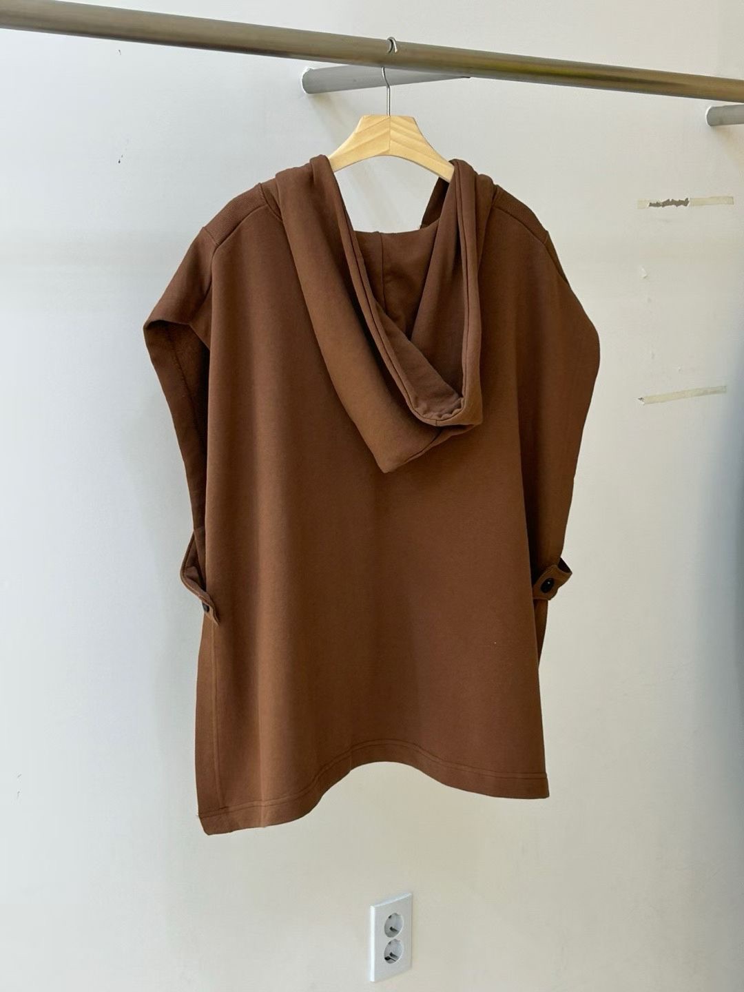 KL19 / BUTTON HOODED PONCHO VEST