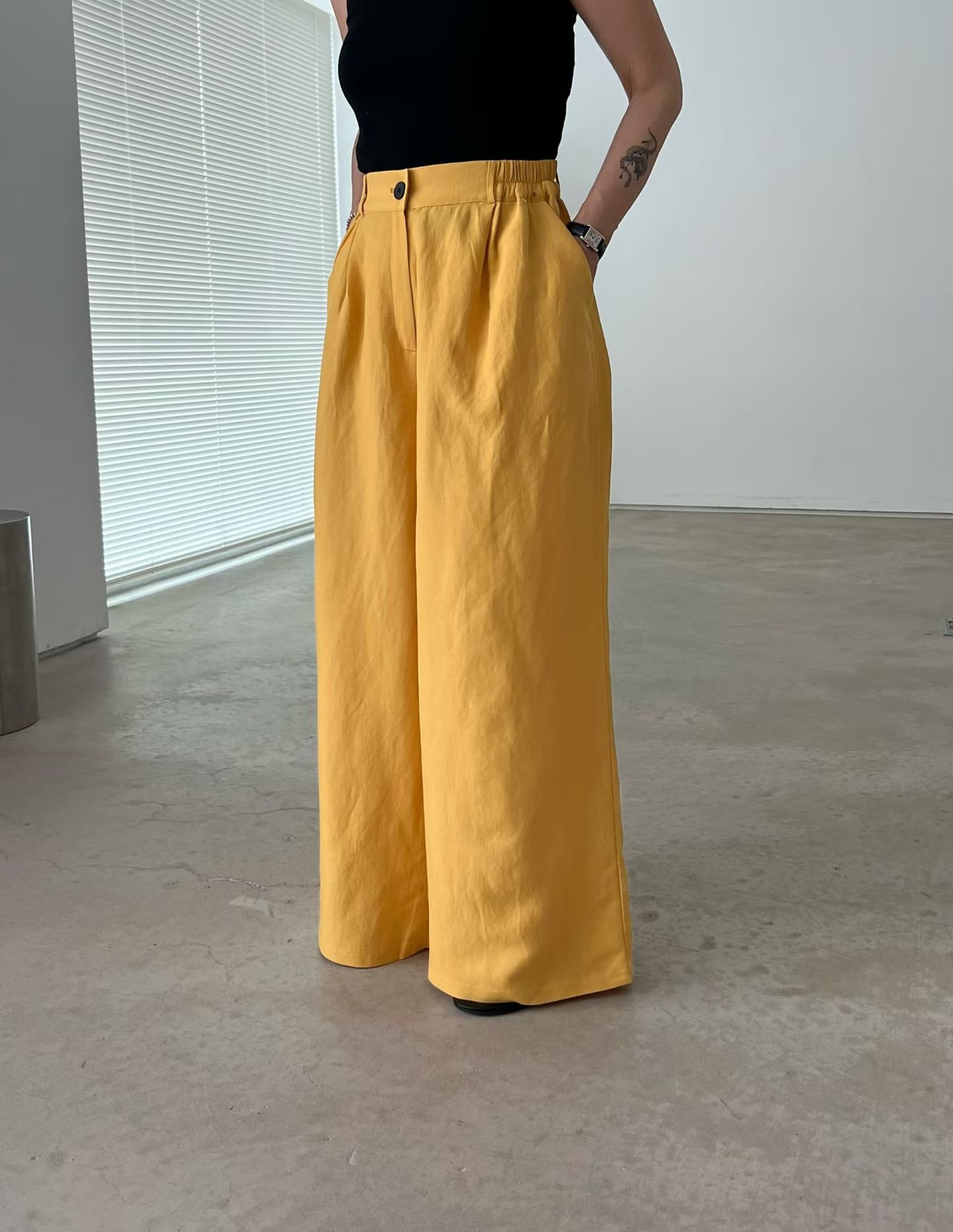 VN28 / BANDED WAIST WIDE-LEGGED LINEN TROUSERS