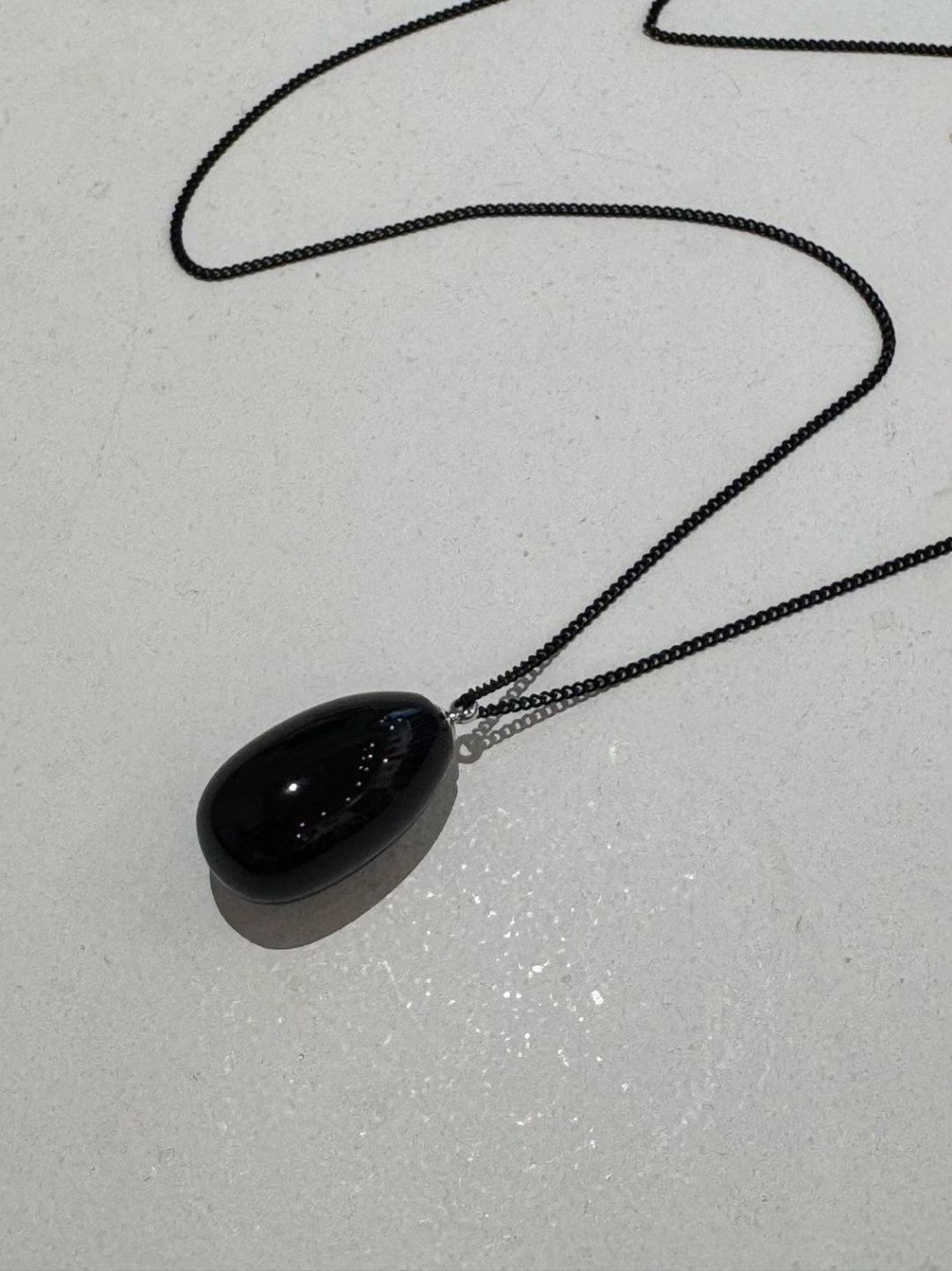 YQ40 / SINGLE BLACK PENDANT LONG NECKLACE