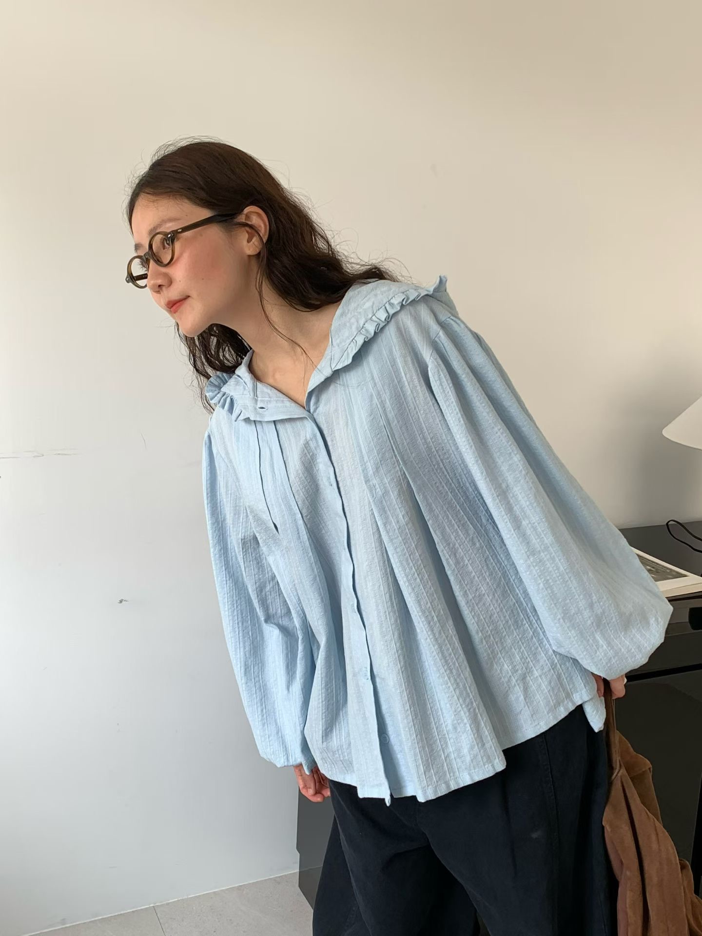 VP17 / RUFFLE TRIM HOODED BLOUSE