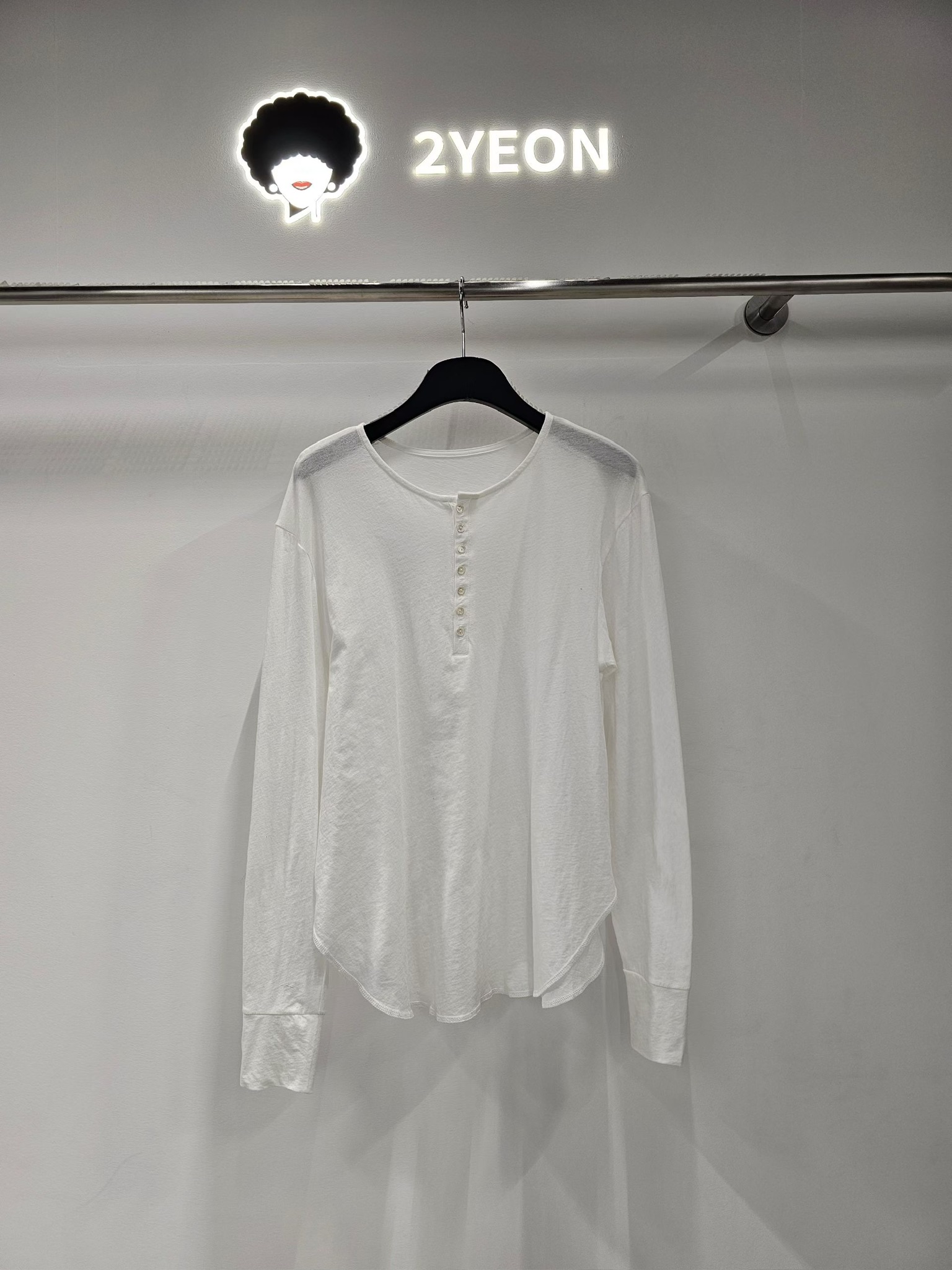 NY09 / Henley Collar Long Sleeve Top