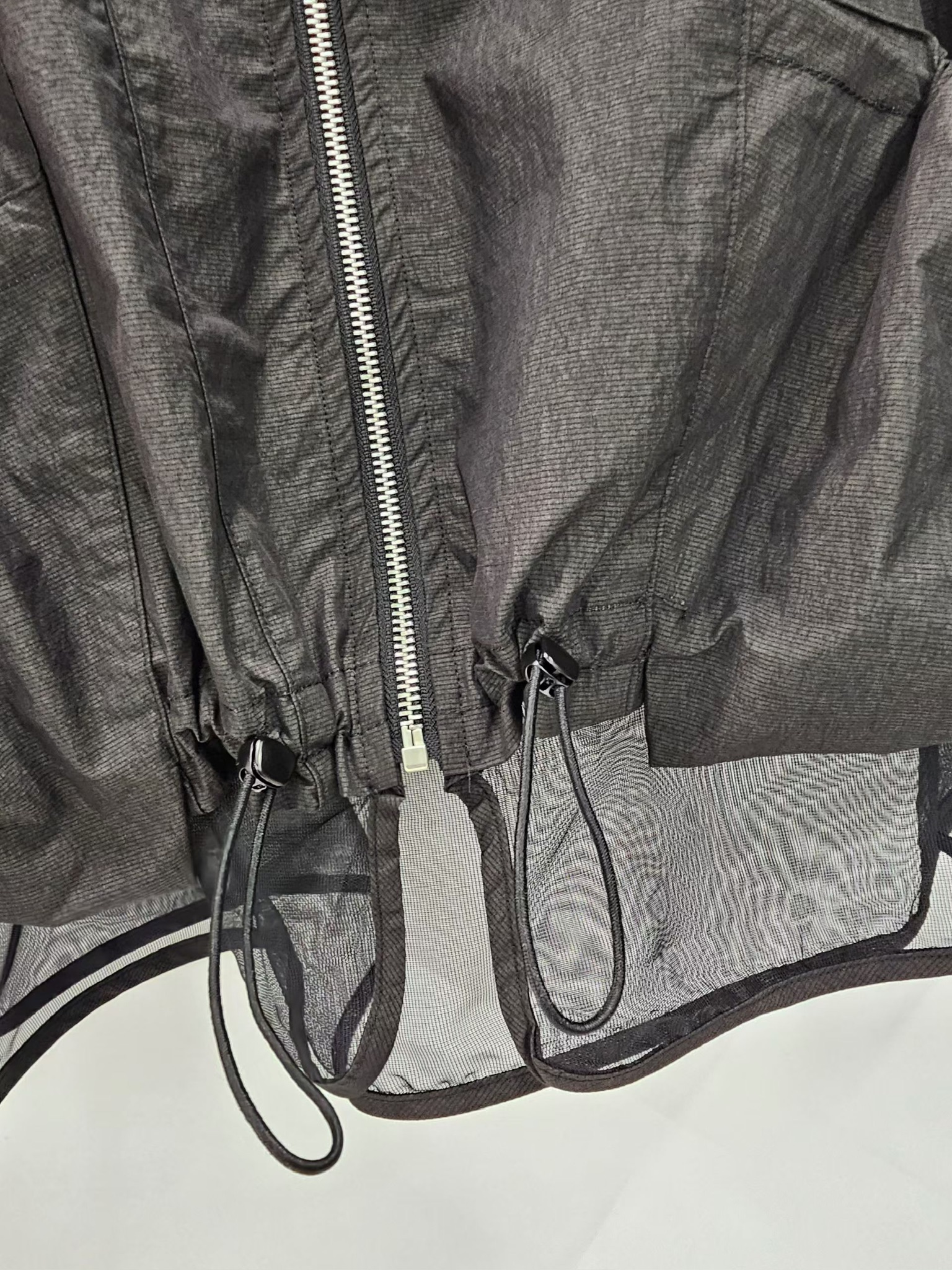 YY12 / FRONT ZIP AND SHEER MESH HEM LAYERING VEST