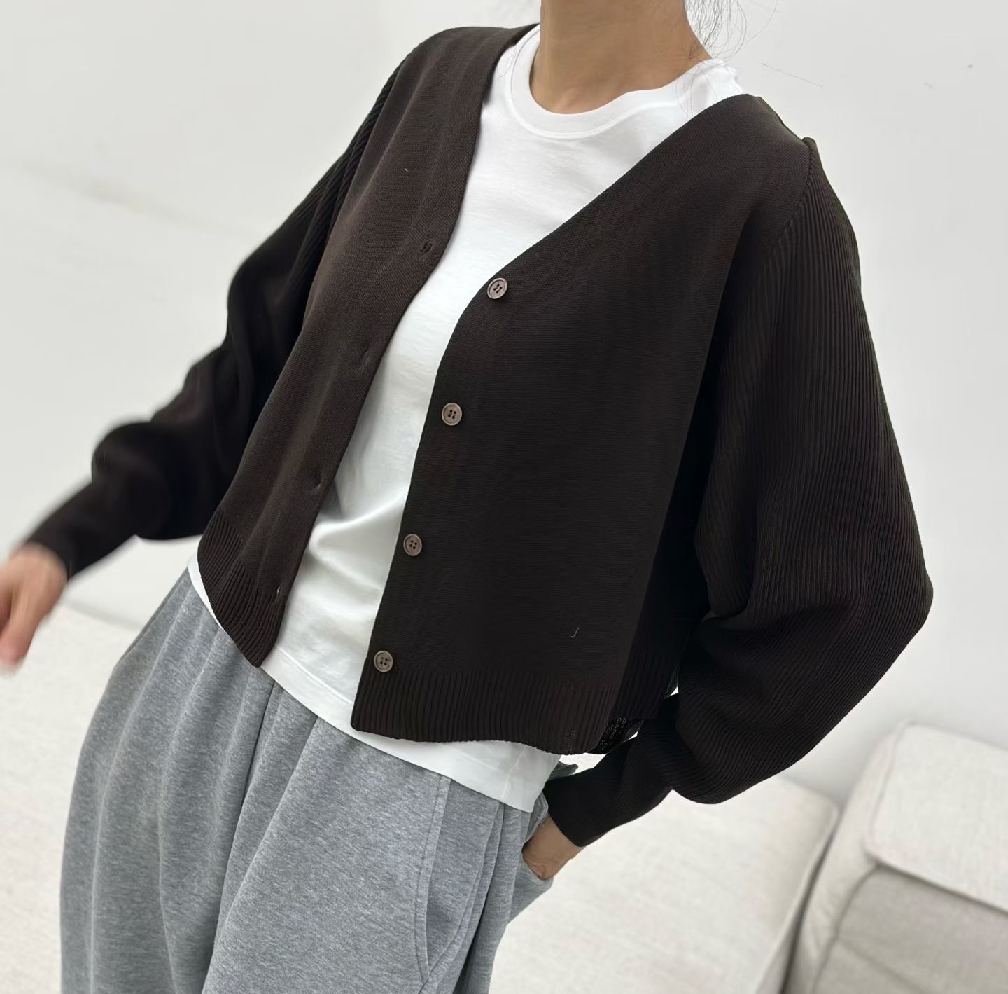 LE15 / V-NECKLINE RIBBED KNIT CARDIGAN