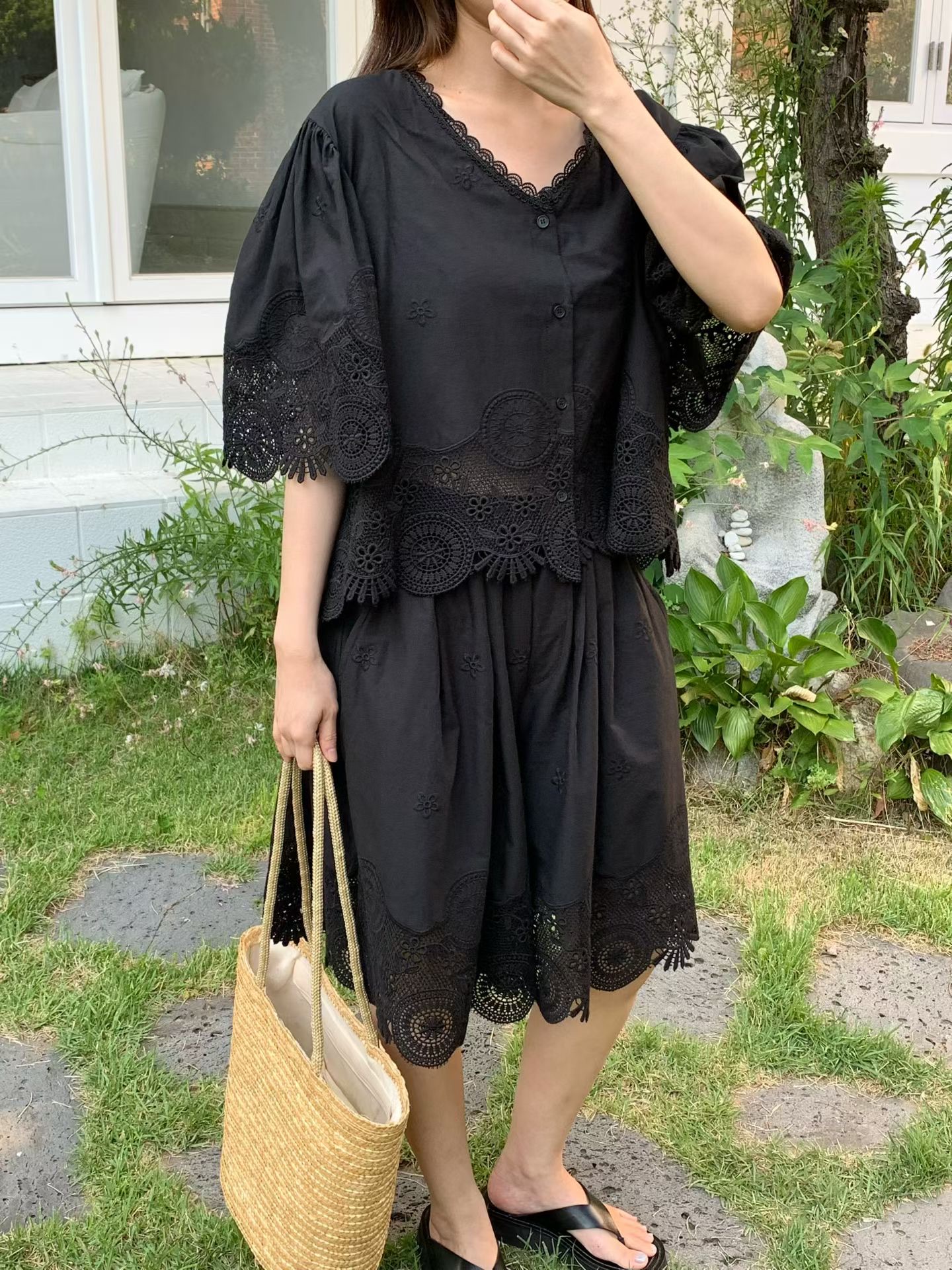 RT20 / DELICATE EMBROIDERED EYELET HEM SHORTS
