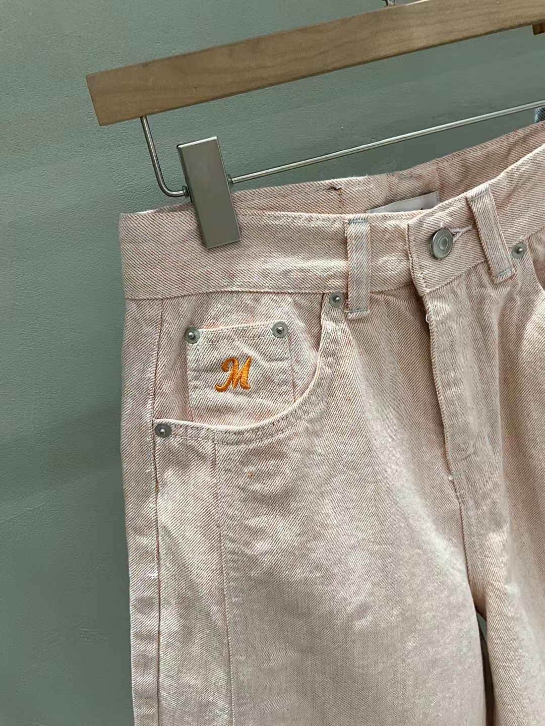 MU19 / EMBROIDERED "M" PIGMENTED BERMUDAS