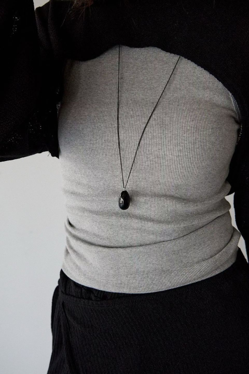 YQ40 / SINGLE BLACK PENDANT LONG NECKLACE