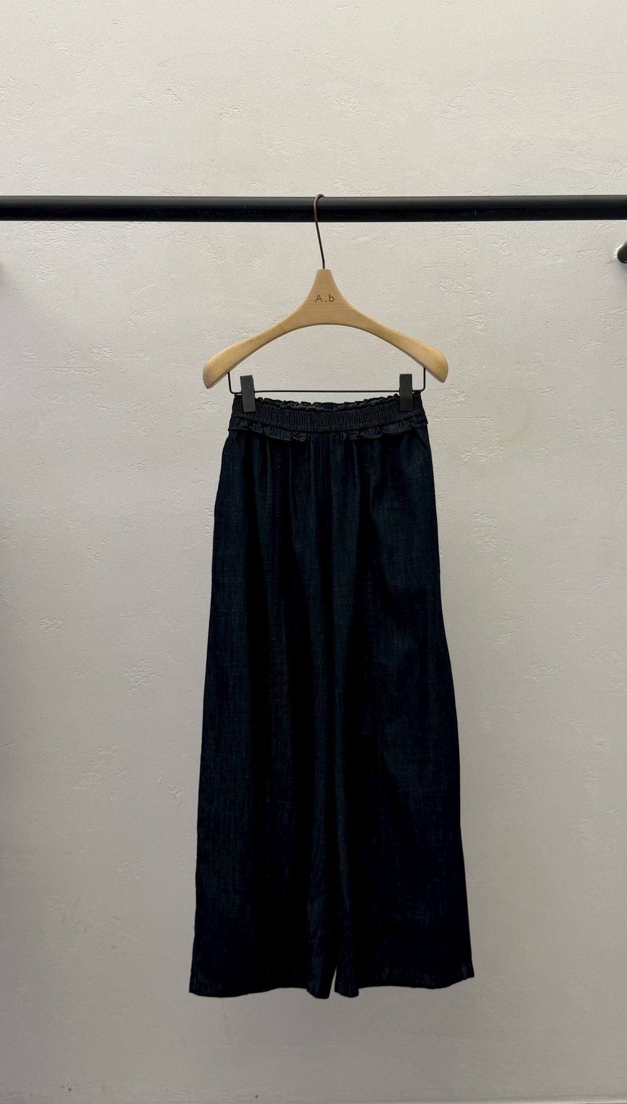 KF45 / ELASTIC FRILLS WAISTBAND DARK DENIM JEANS