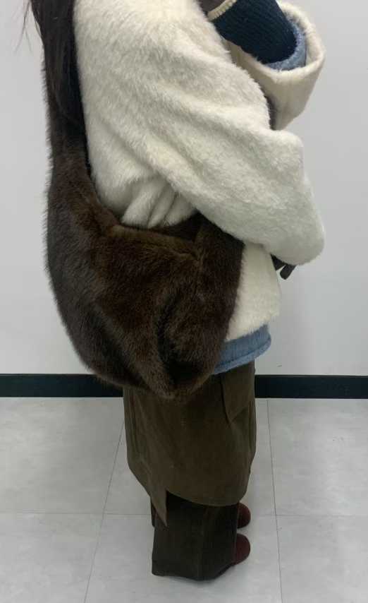 DUA FLUFFY CROSSBODY BAG