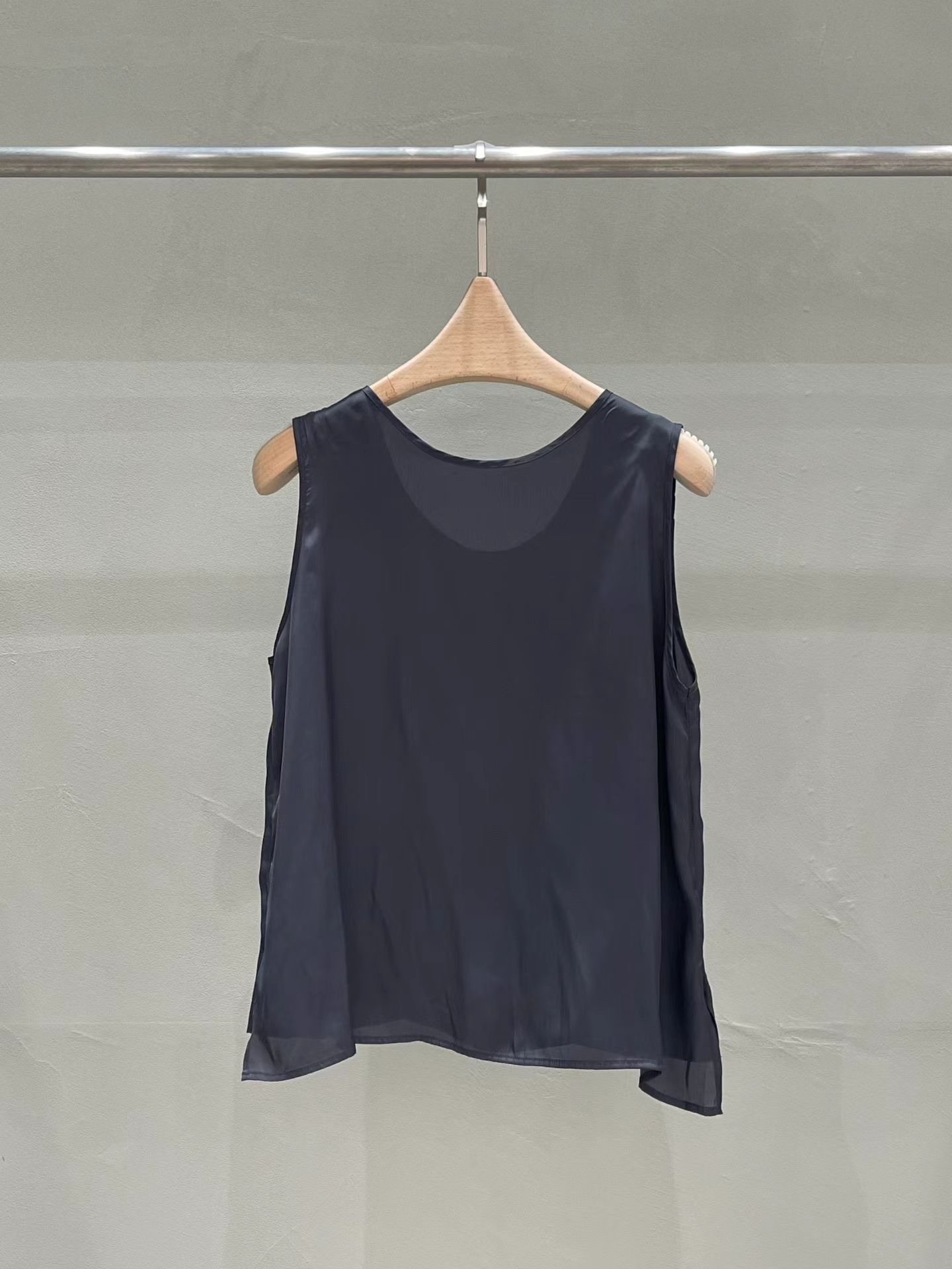 MU20 / SCOOP NECKLINE SLEEVELESS TOP