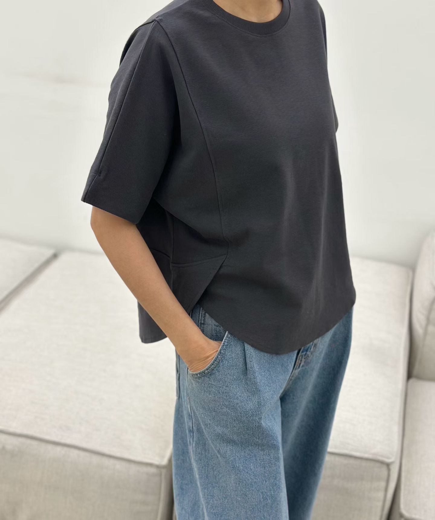 LE17 / OVERLAP CURVED HEM TEE