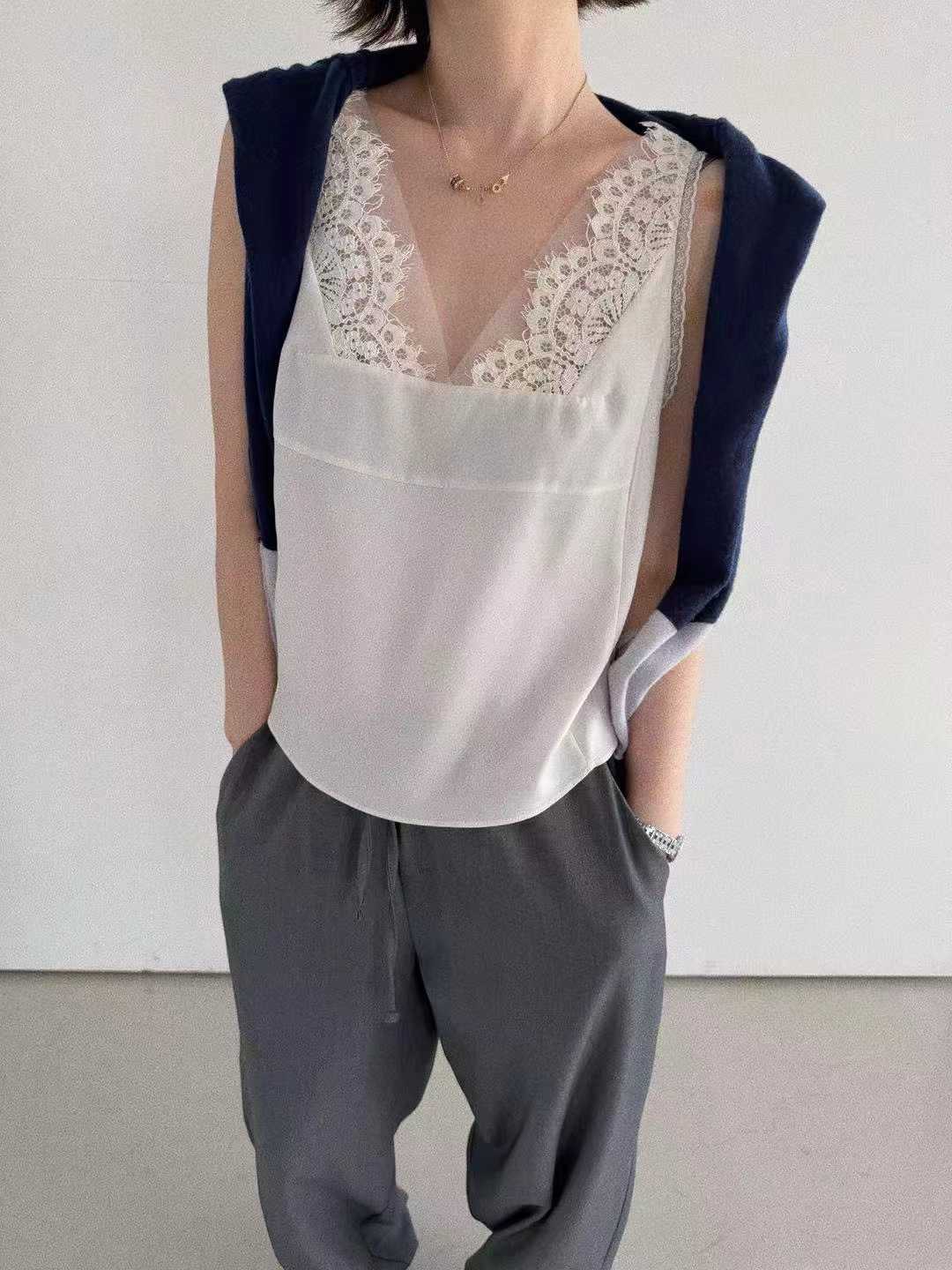 DEJA TWO-WAYS LACE PIPING SLEEVELESS TOP