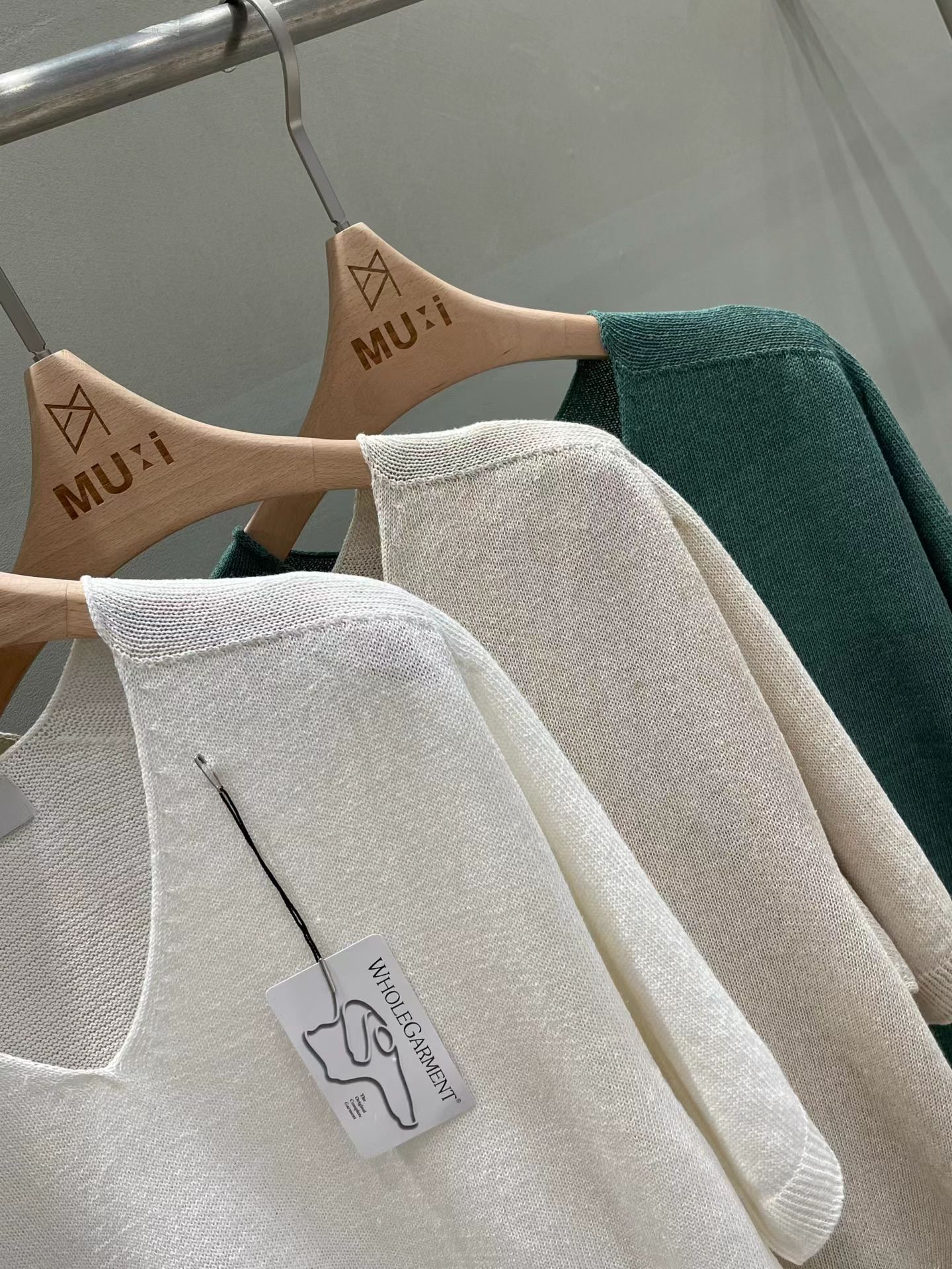 MU25 / V-NECKLINE BOXY KNIT TOP