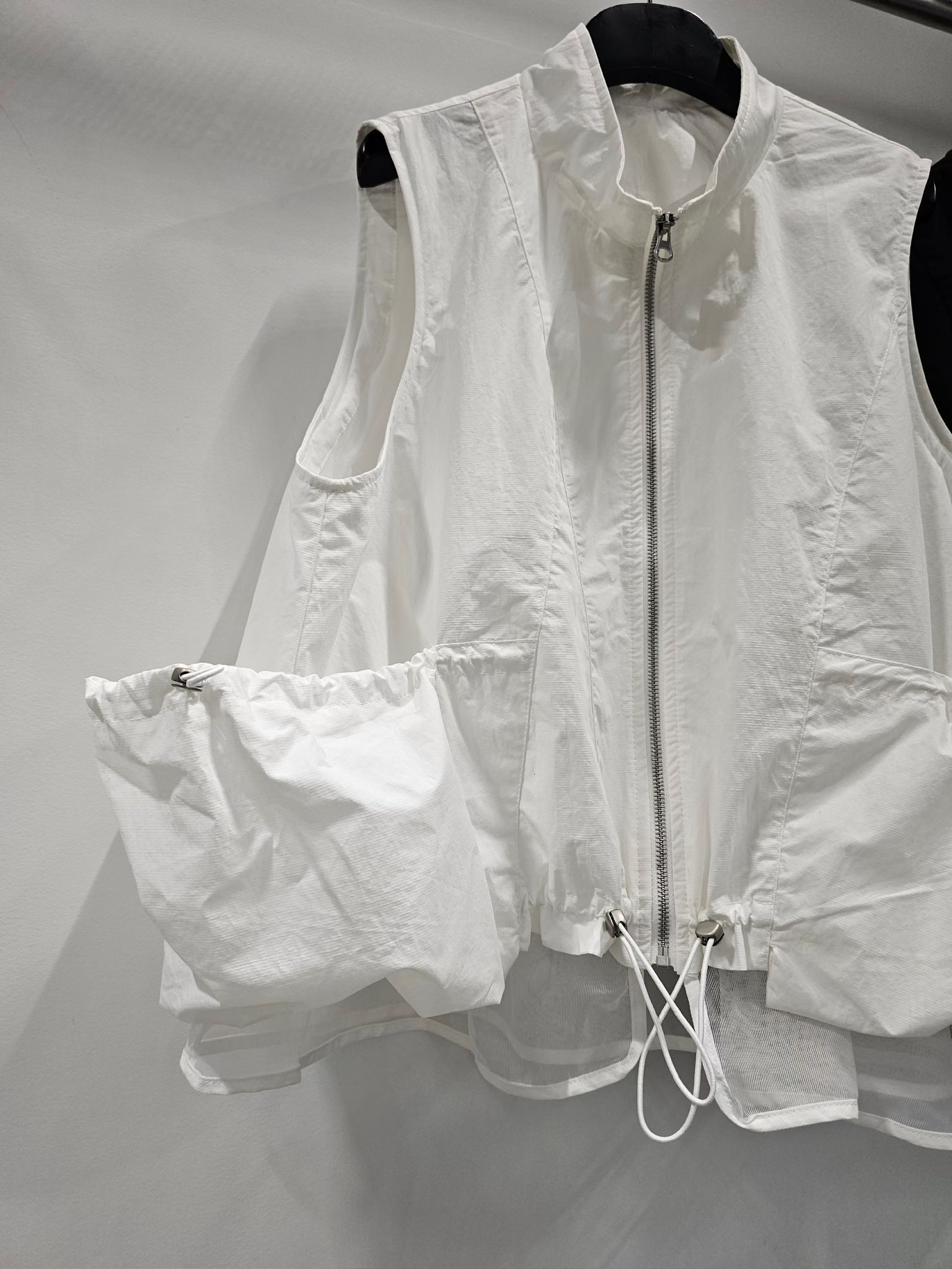 YY12 / FRONT ZIP AND SHEER MESH HEM LAYERING VEST