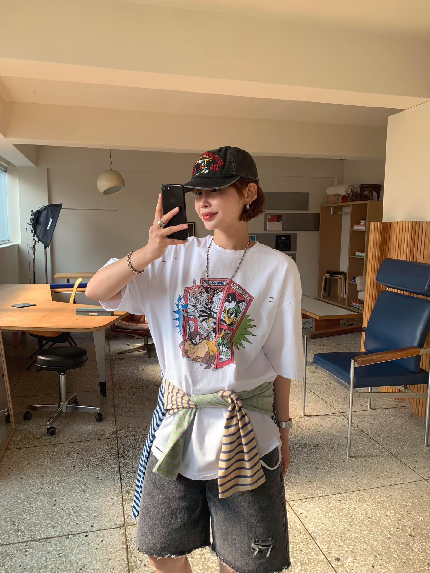 KL06 / BUGS BUNNY & FRIENDS RIPPED TEE