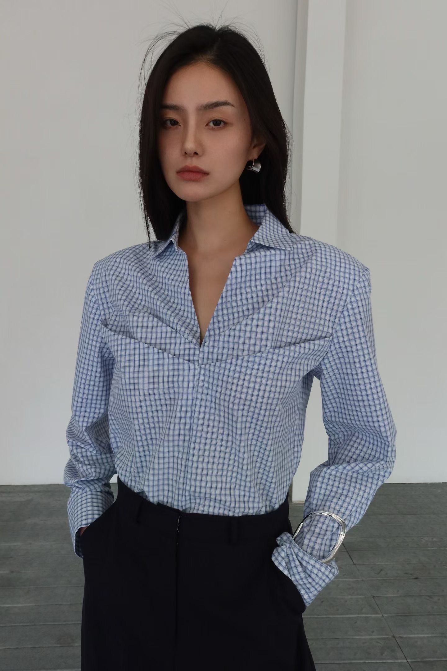 BY04 / V-NECKLINE FRONT RUCHING SHIRT