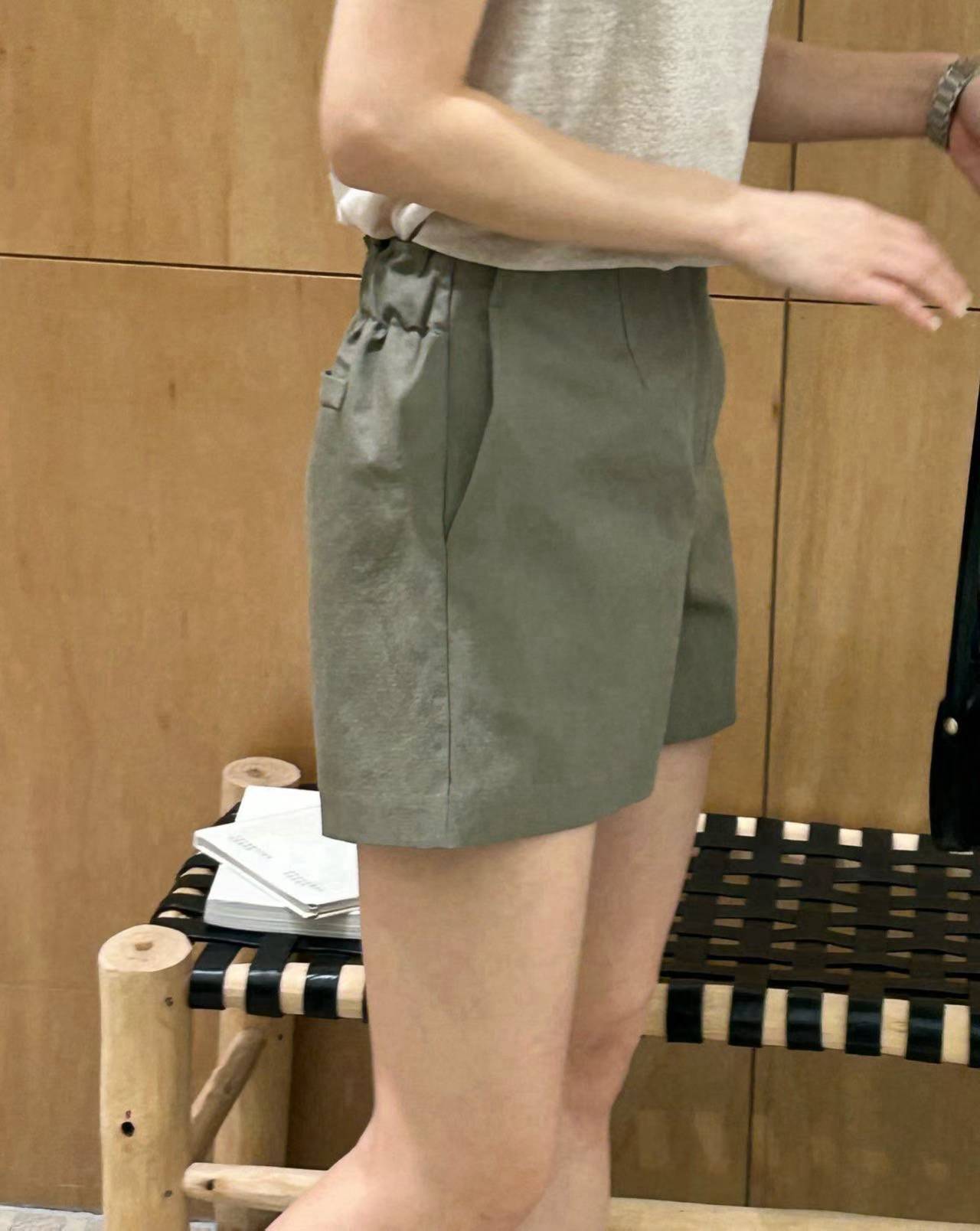 ERIN FRONT DART BACK ELASTIC SHORTS