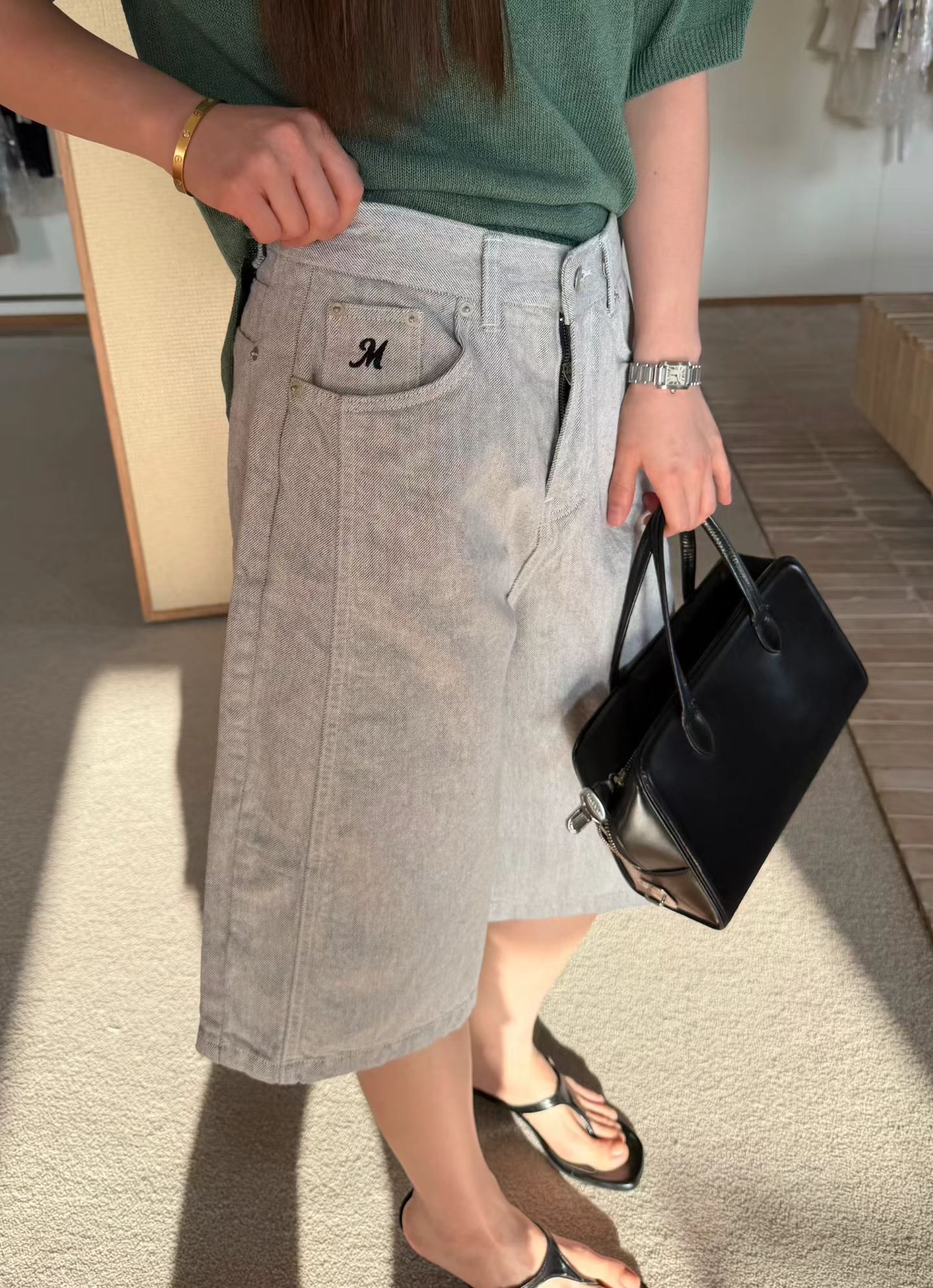 MU19 / EMBROIDERED "M" PIGMENTED BERMUDAS