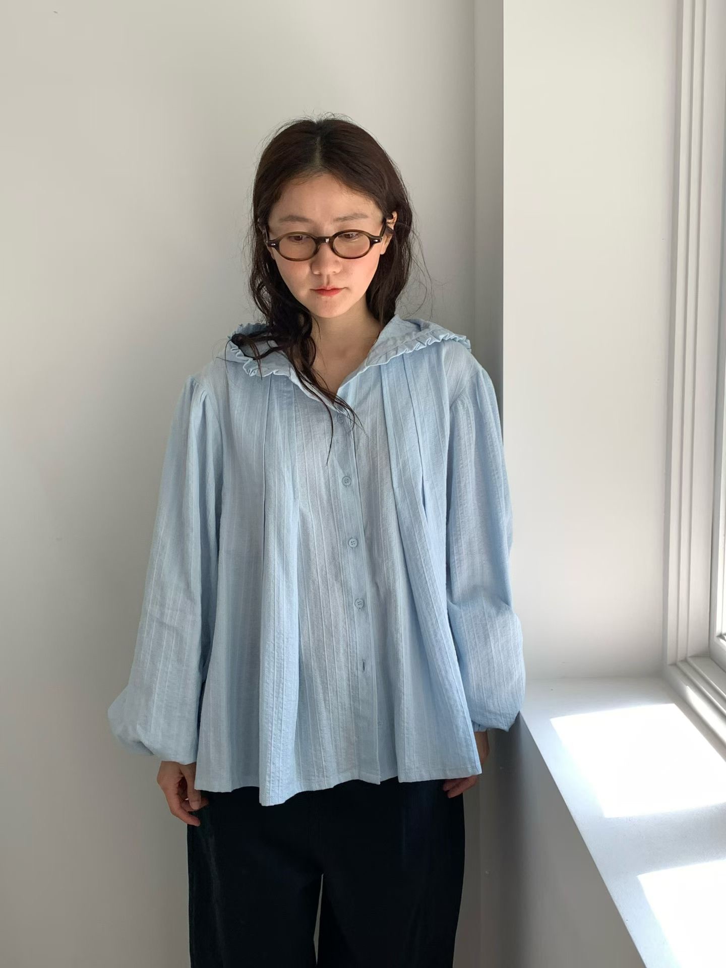 VP17 / RUFFLE TRIM HOODED BLOUSE