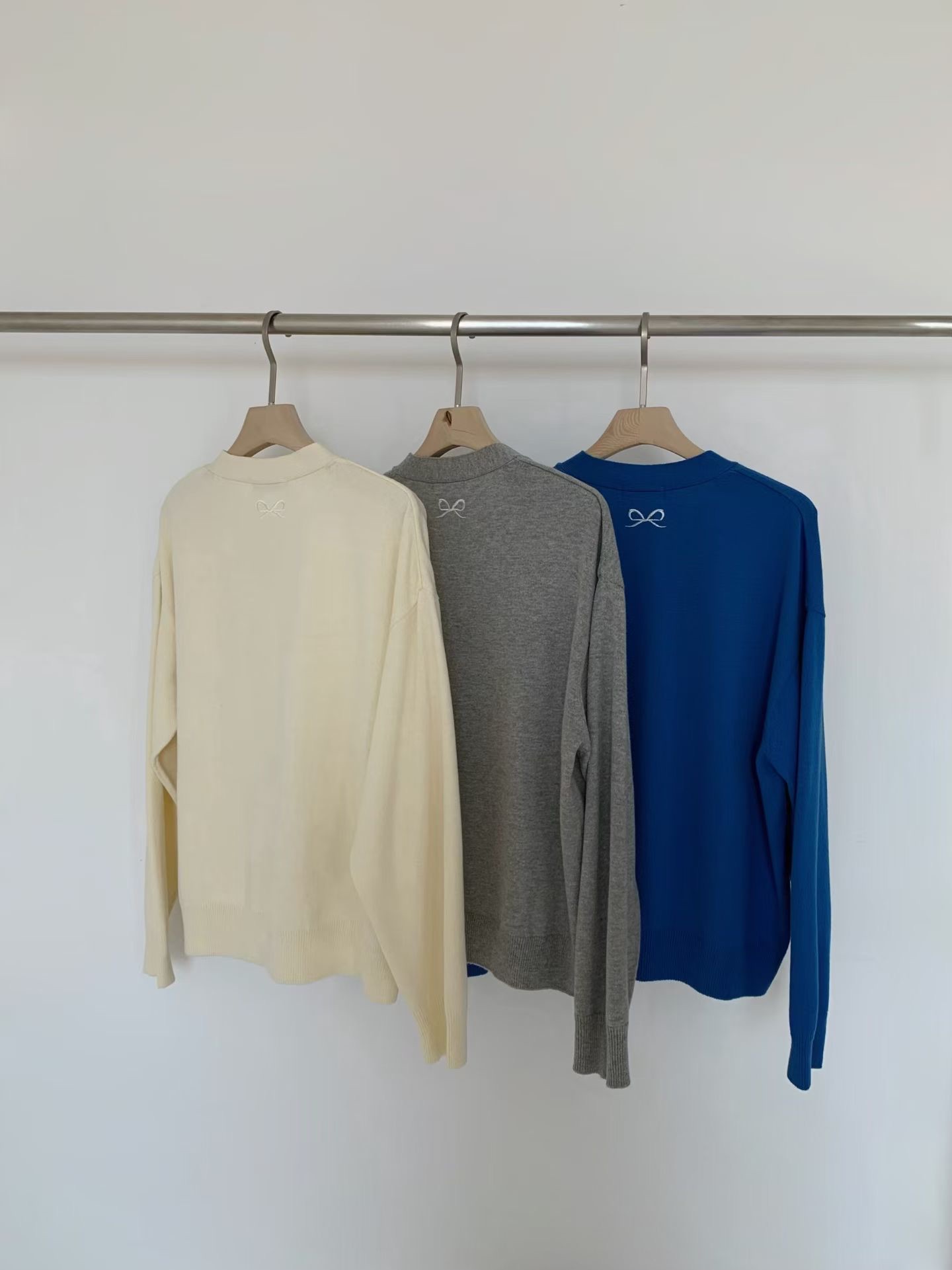 JU03 / "LOVE" EMBROIDERED LOGO CARDIGAN