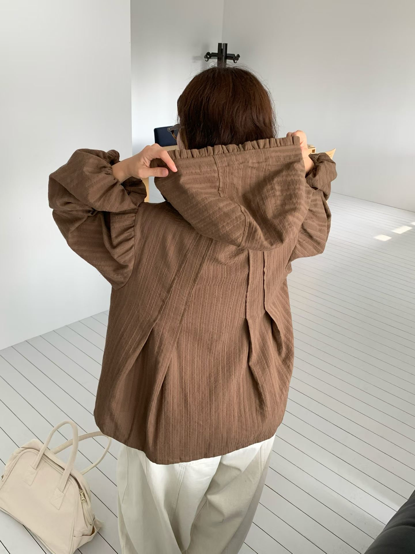 VP17 / RUFFLE TRIM HOODED BLOUSE