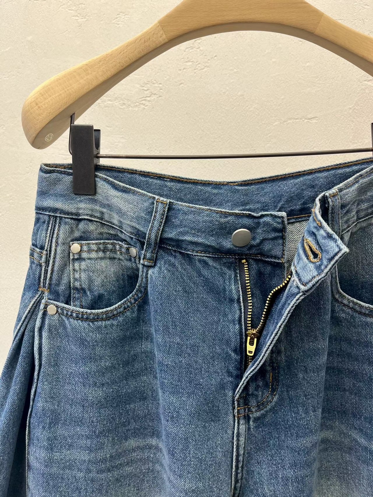 DA24 / SIDE PINTUCK DENIM JEANS