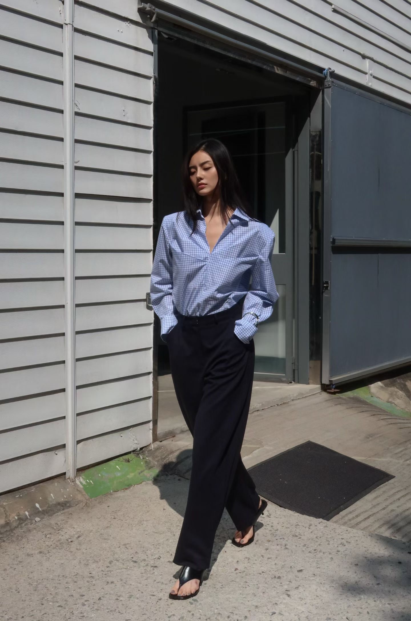 BY04 / V-NECKLINE FRONT RUCHING SHIRT
