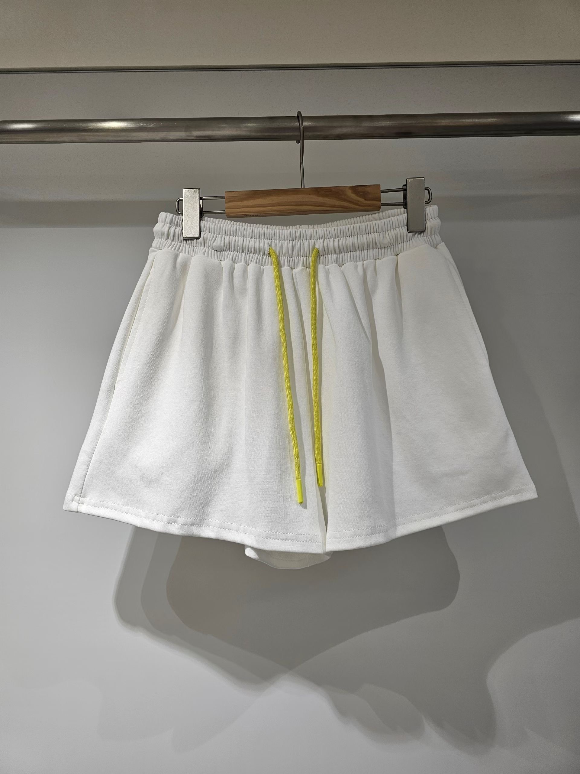 860426/CONTRAST STRAP POCKET SHORTS 