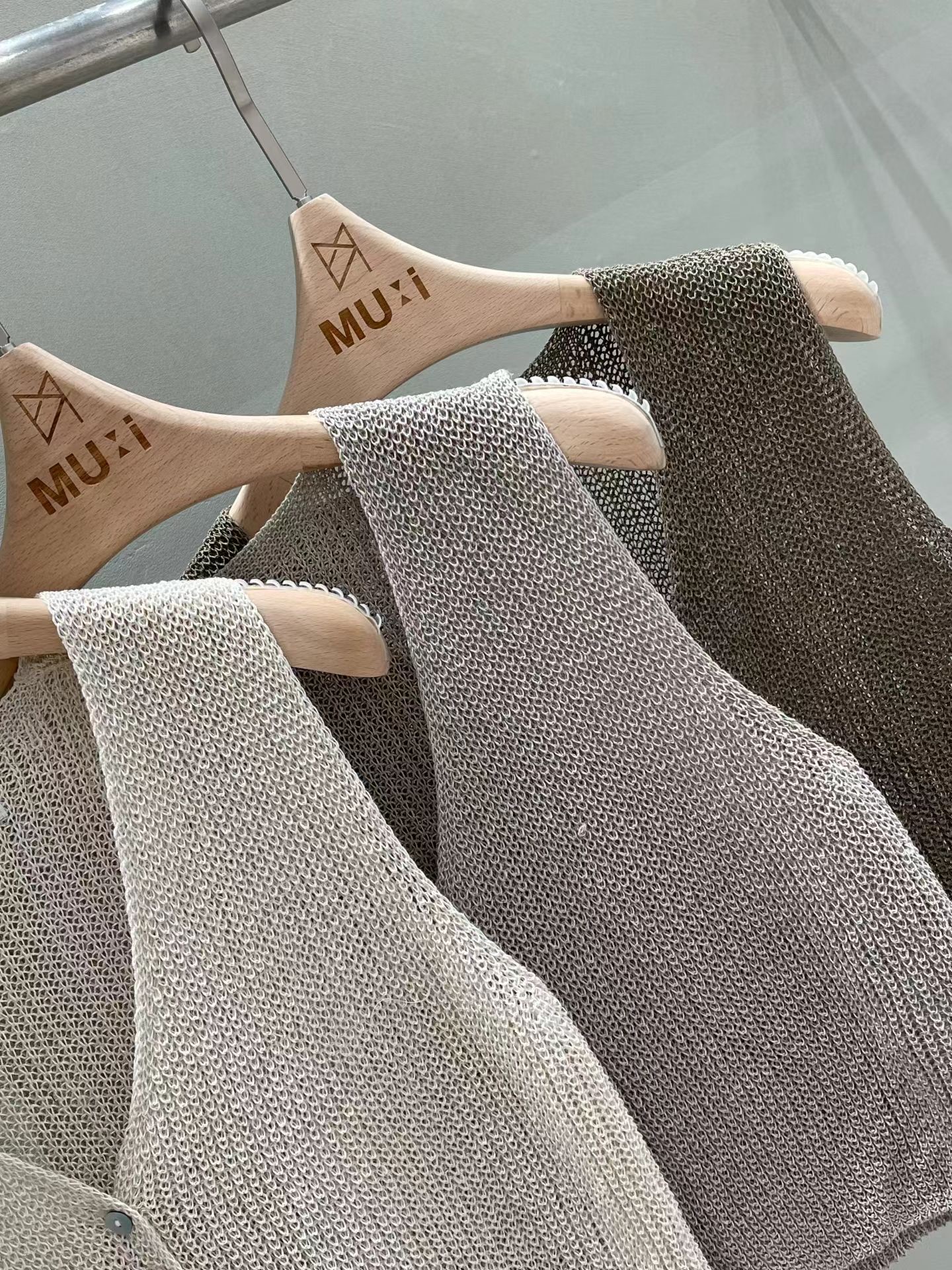 MU27 / OPEN KNIT DEEP V-NECKLINE VEST