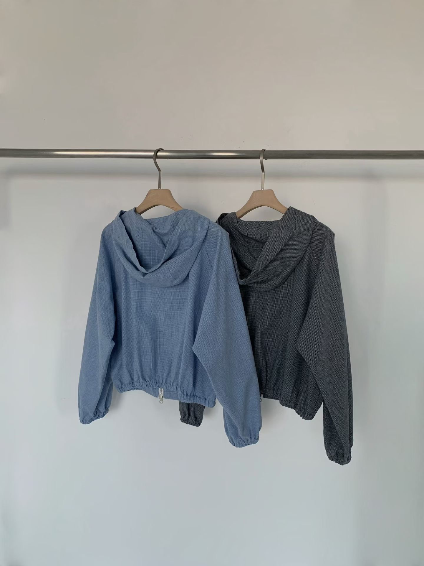 JU15 / TEXTURED ZIP-UP HOODED JACKET