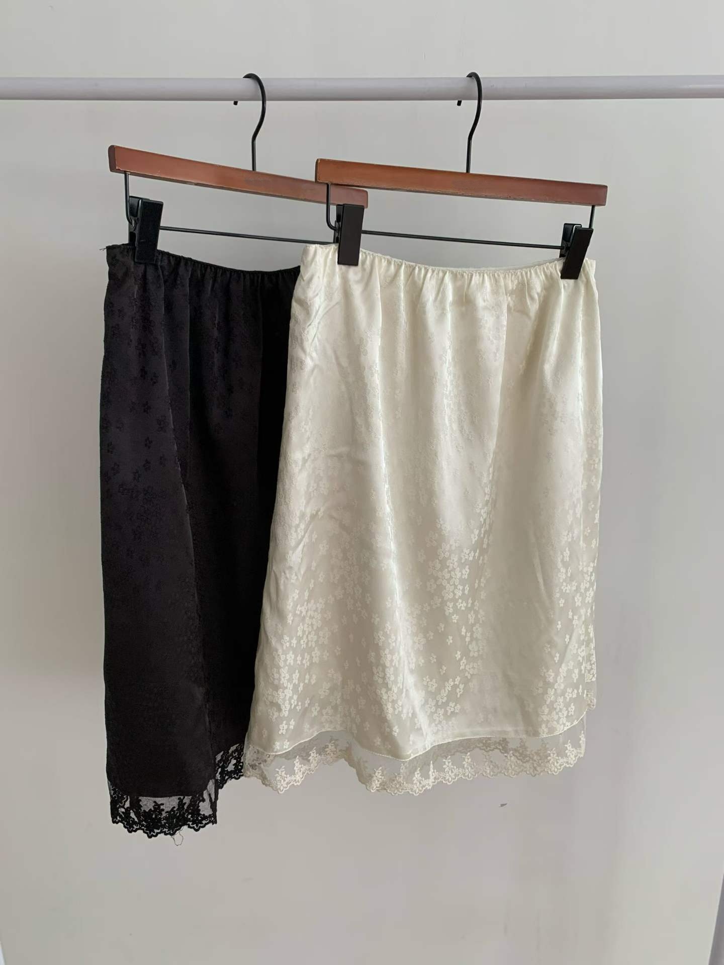 FAMKE SUBTLE FLOWER PRINT LACE HEM SKIRT