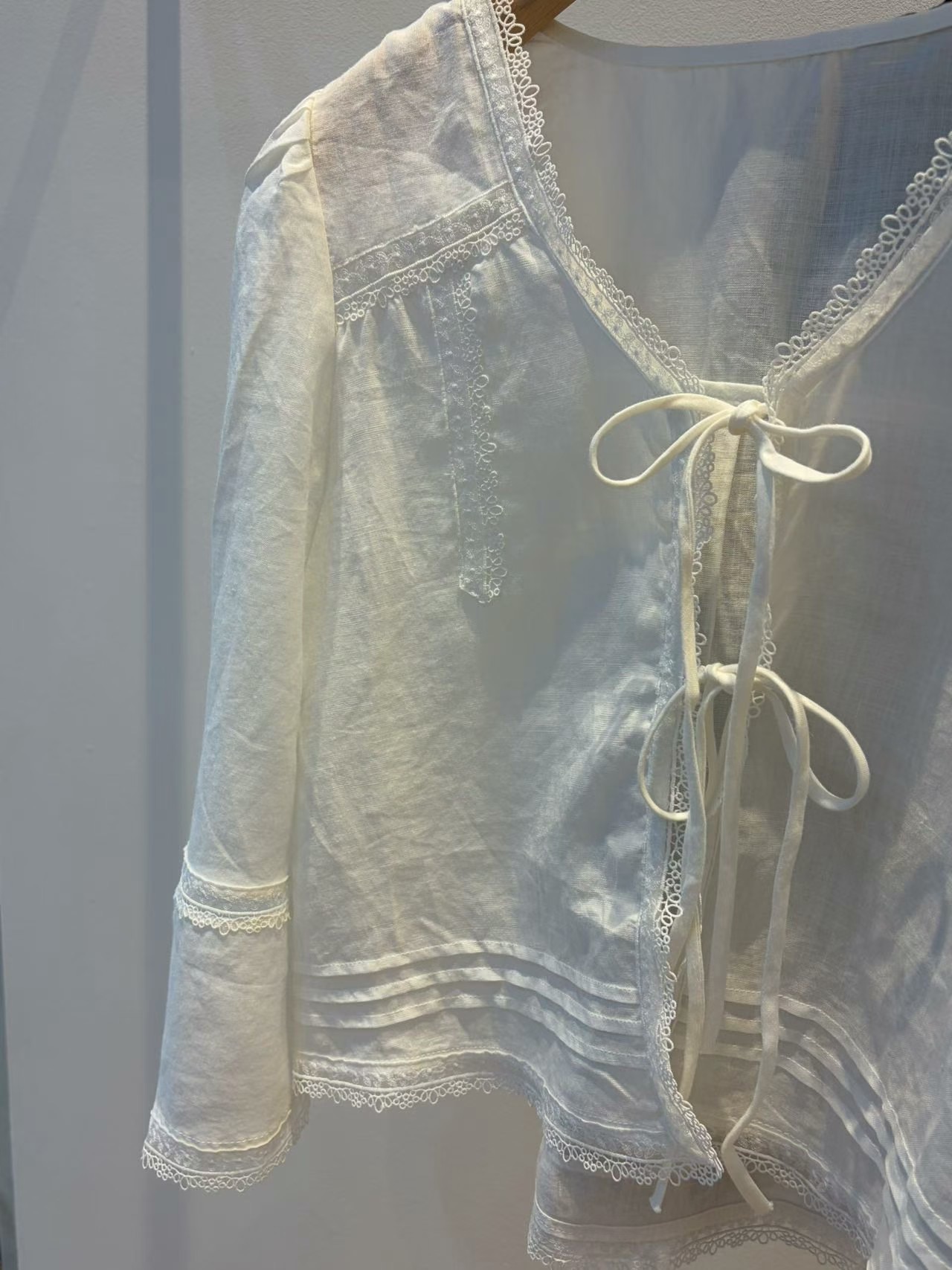 UE32 / BRODERIE DETAILING FRONT TIE OUTERWEAR