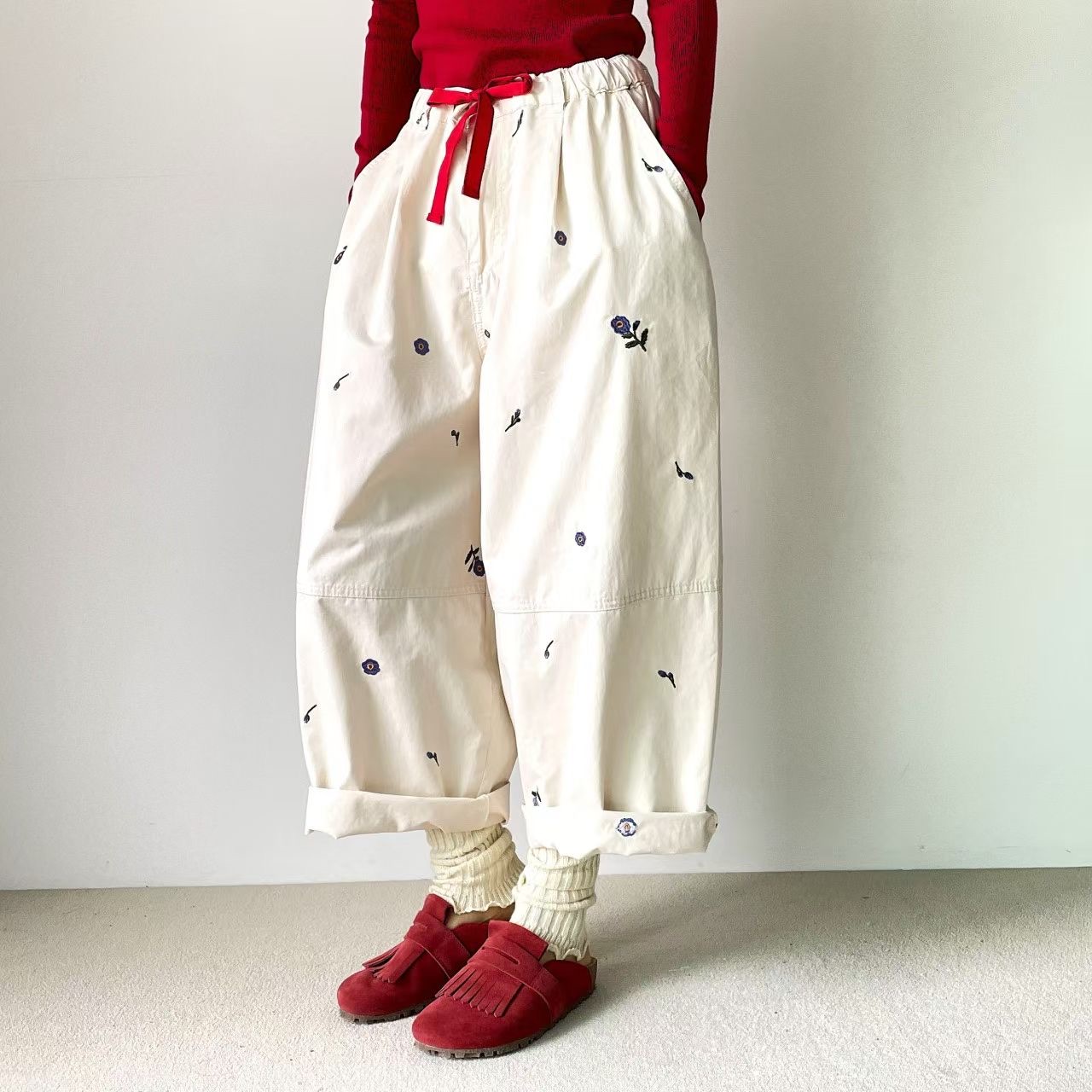 YQ29 / CONTRAST DRAWSTRING FLORAL EMBROIDERED TROUSERS