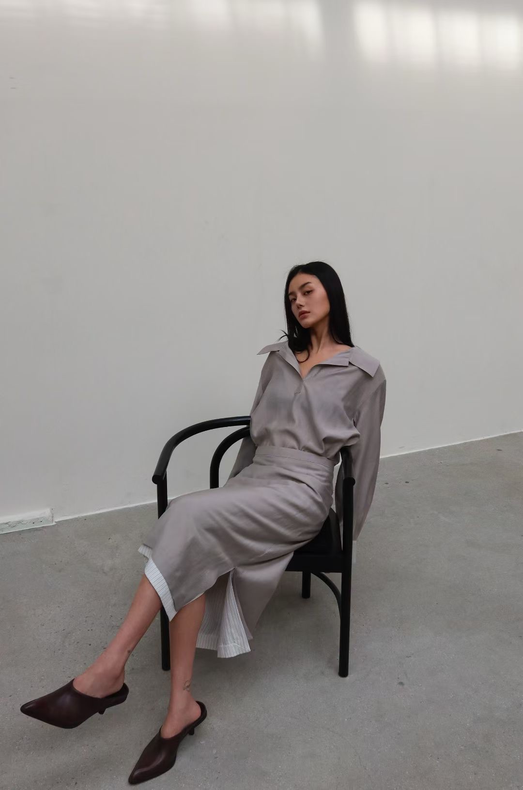 BY06 / TWO-TONE HEM SIDE SLIT SKIRT