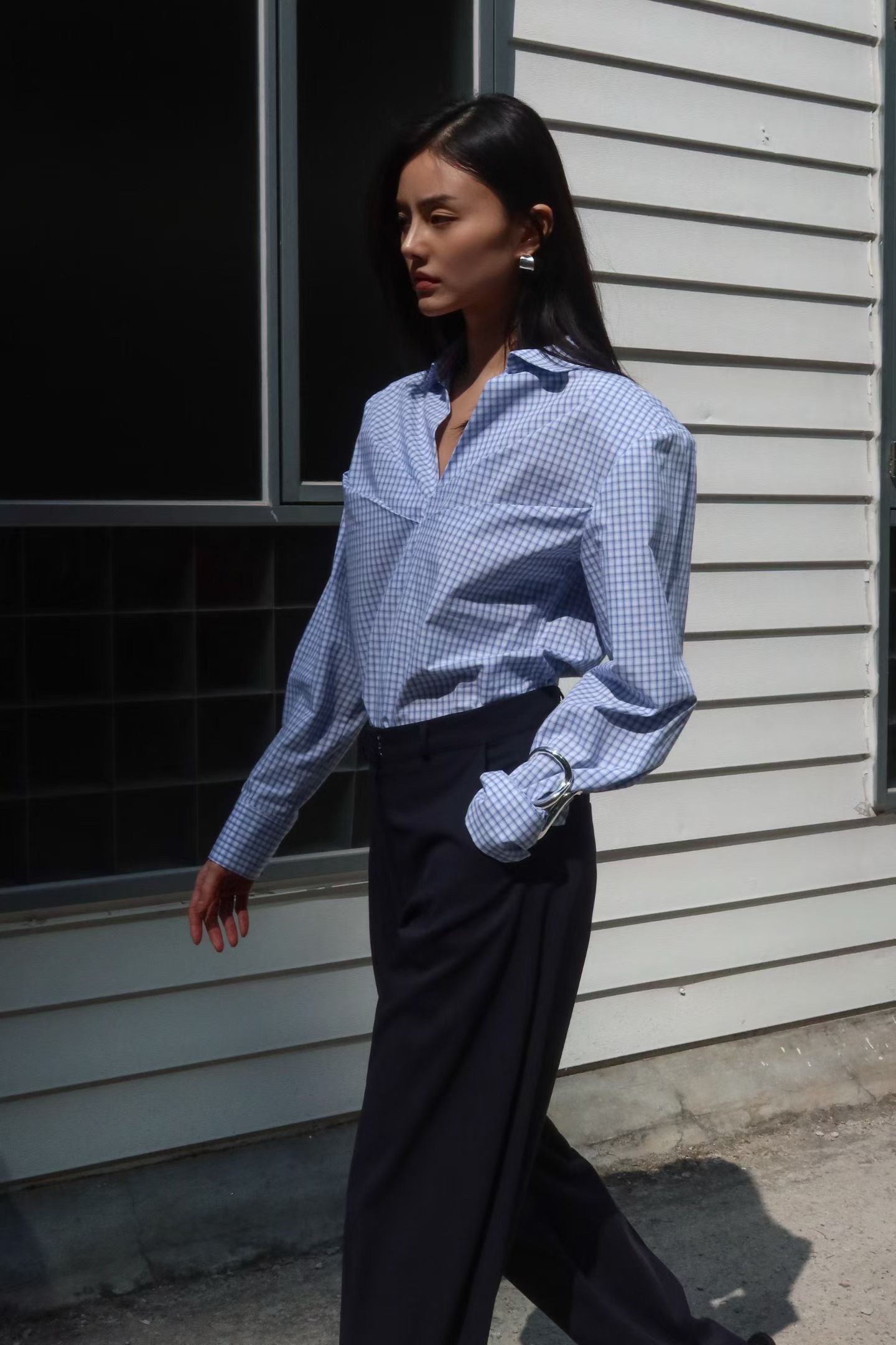 BY04 / V-NECKLINE FRONT RUCHING SHIRT