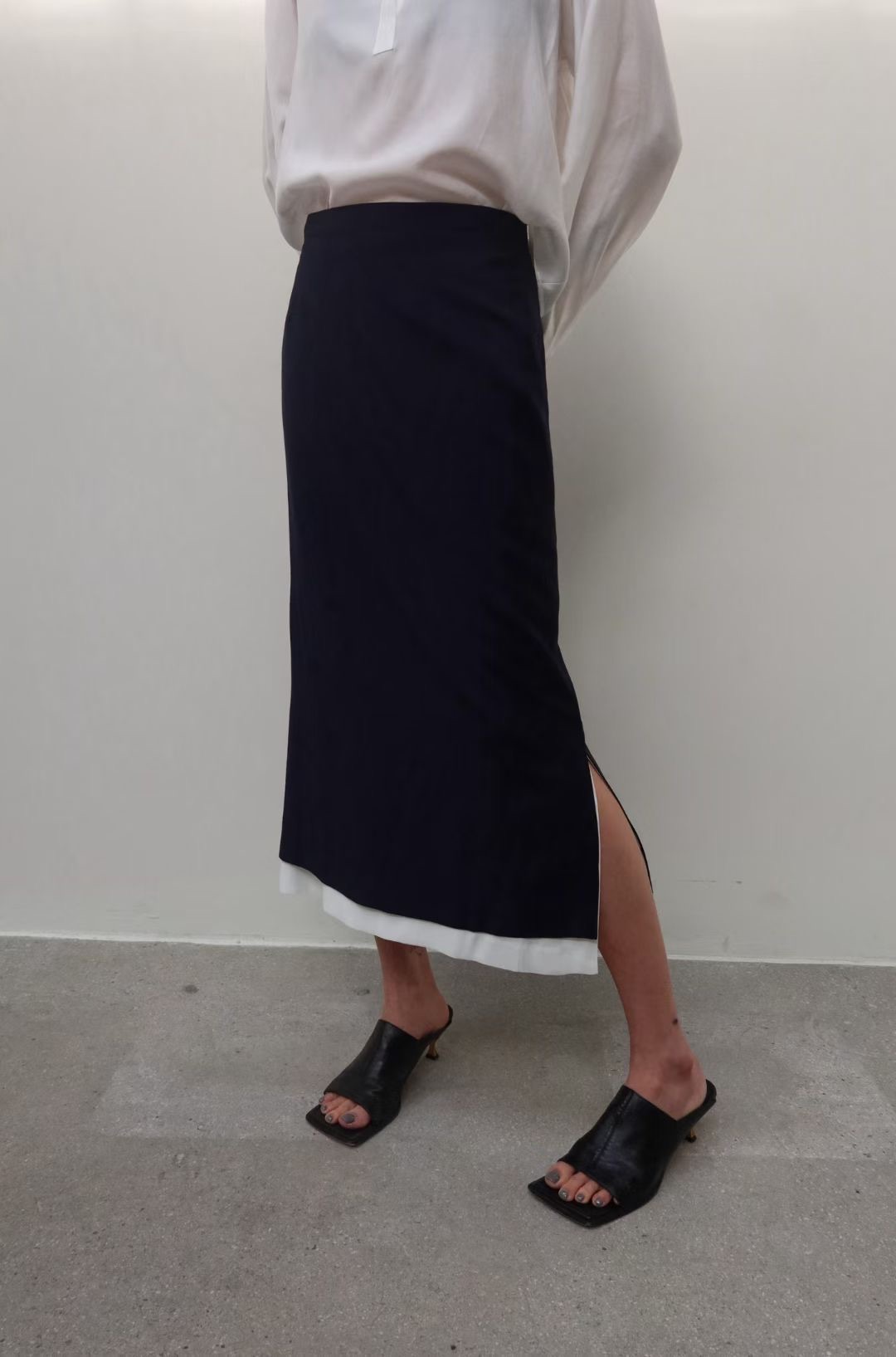 BY06 / TWO-TONE HEM SIDE SLIT SKIRT
