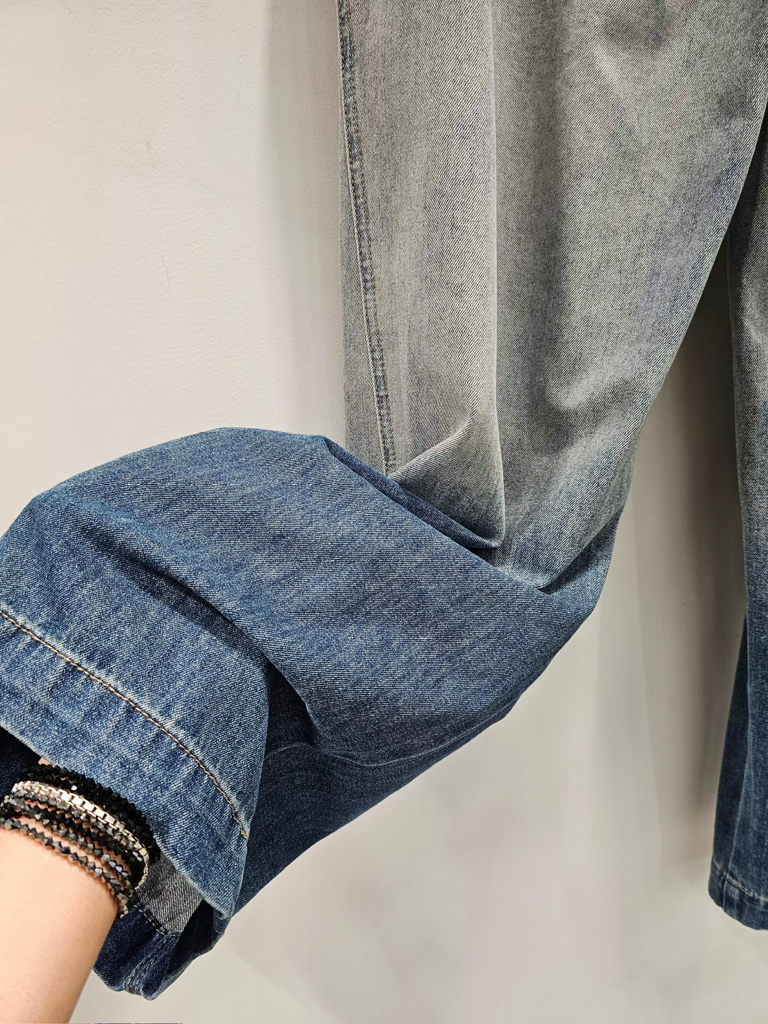 YY15 / DARTED DETAIL OMBRE TWO-TONE JEANS