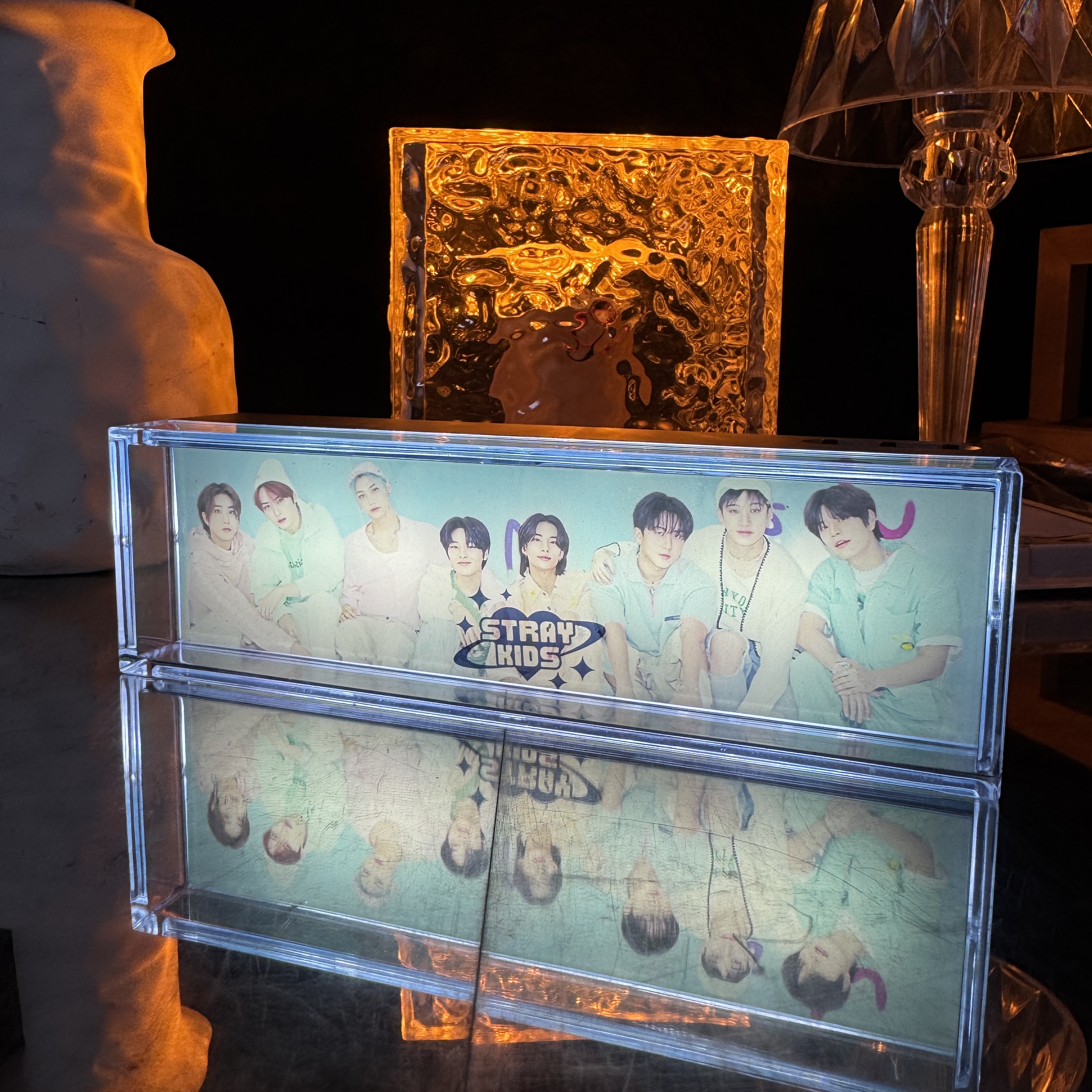 夕暮れの光と影のナイトライト【StrayKids】-B-YITOTO™推し活がもっと楽しくなる