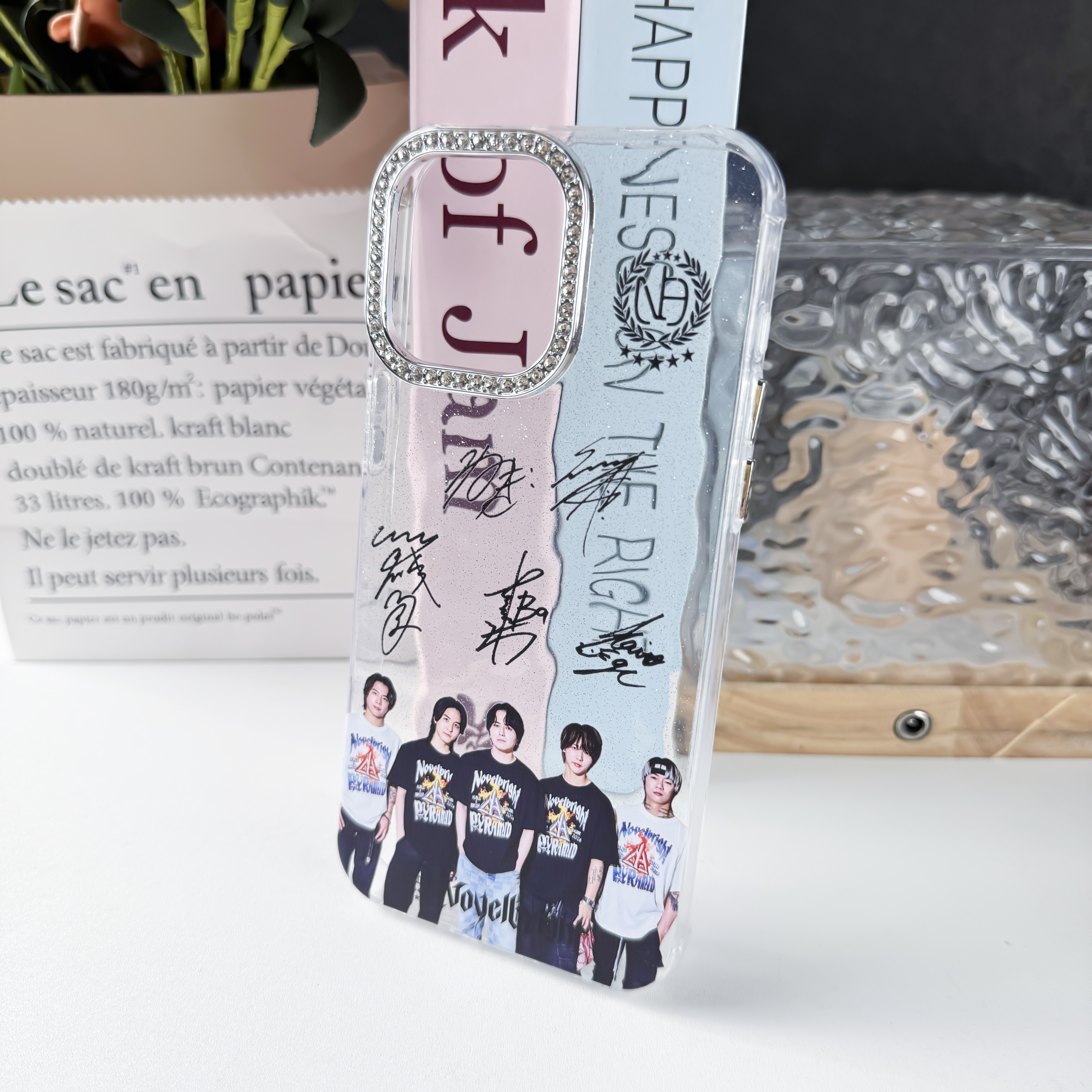 Novelbrightグッズ特集｜スマホケース・Tシャツ・アクリルスタンド