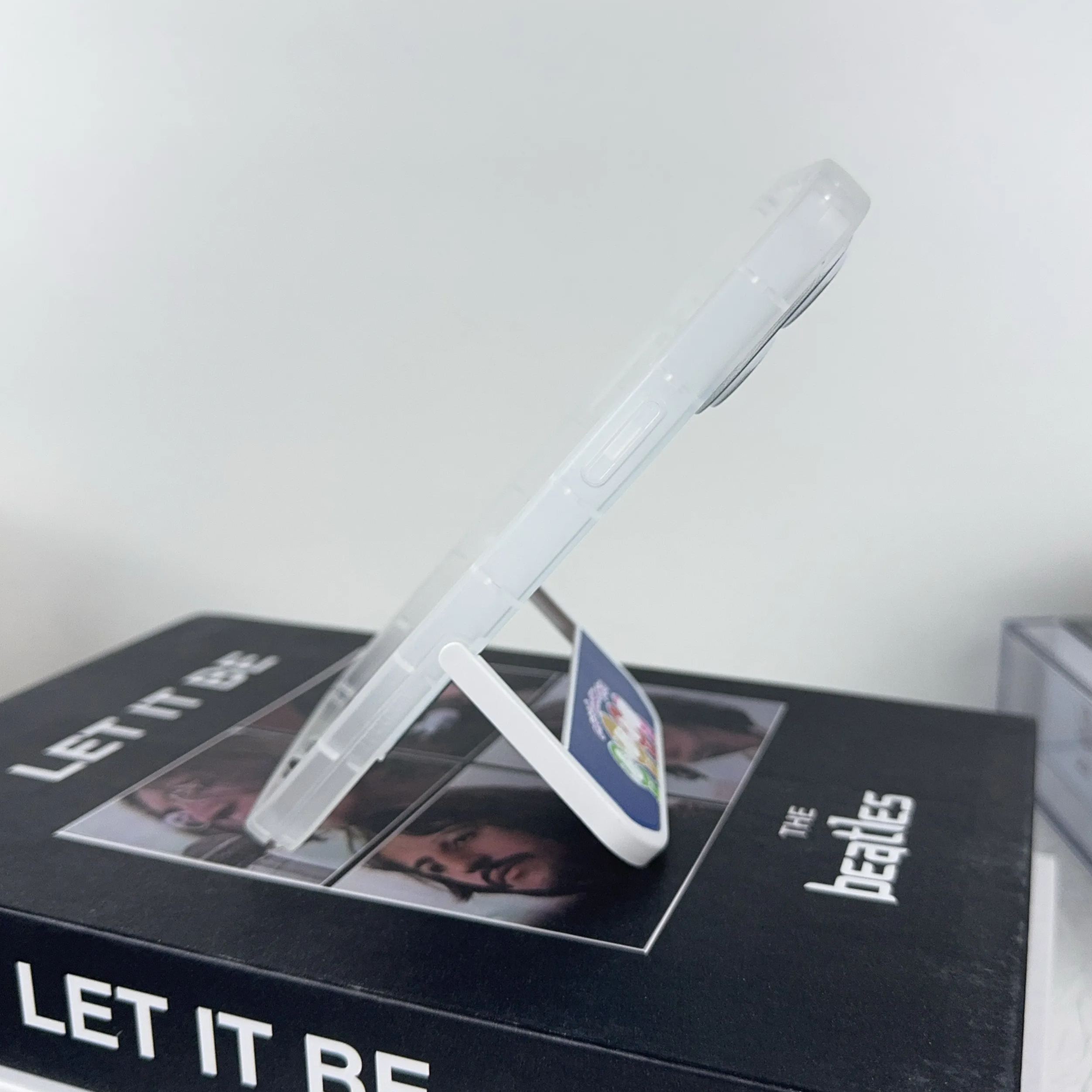 折りたたみ椅子型スマートフォンケース【Official髭男dism】