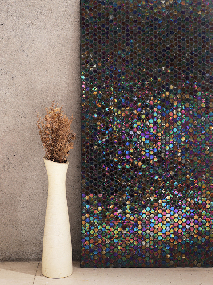 The iridescent black mosaic on the board adds a unique shimmer, complemented by a decorative dried flower bouquet for a stylish, natural touch.