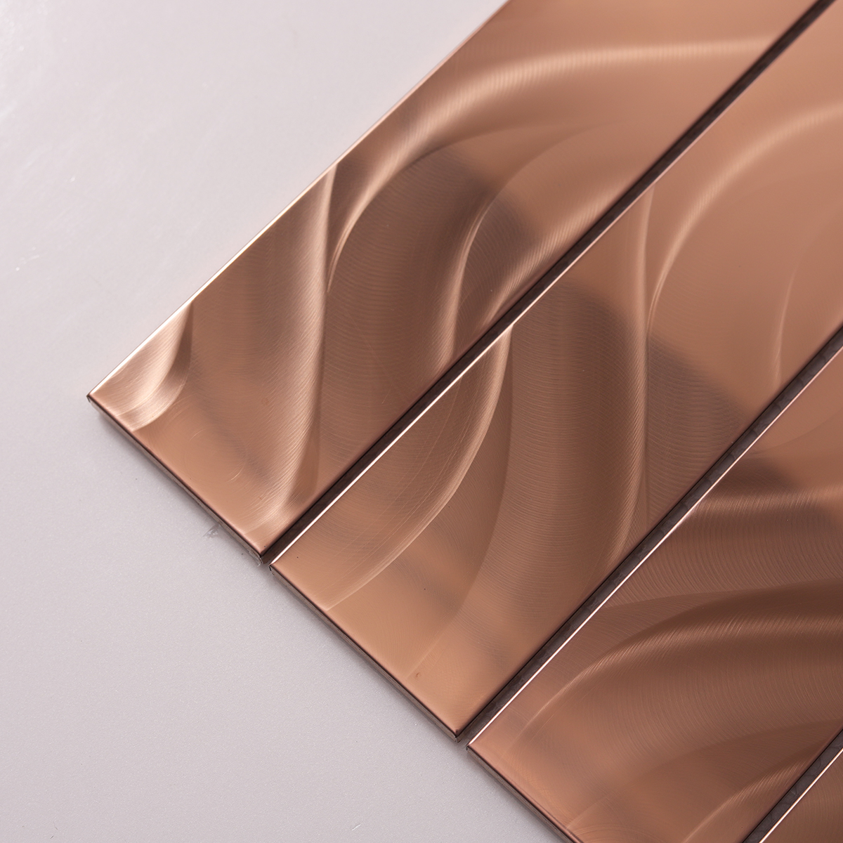 Close-up of Mirror Copper Metal Rectangular Mosaic Tiles, texture detail