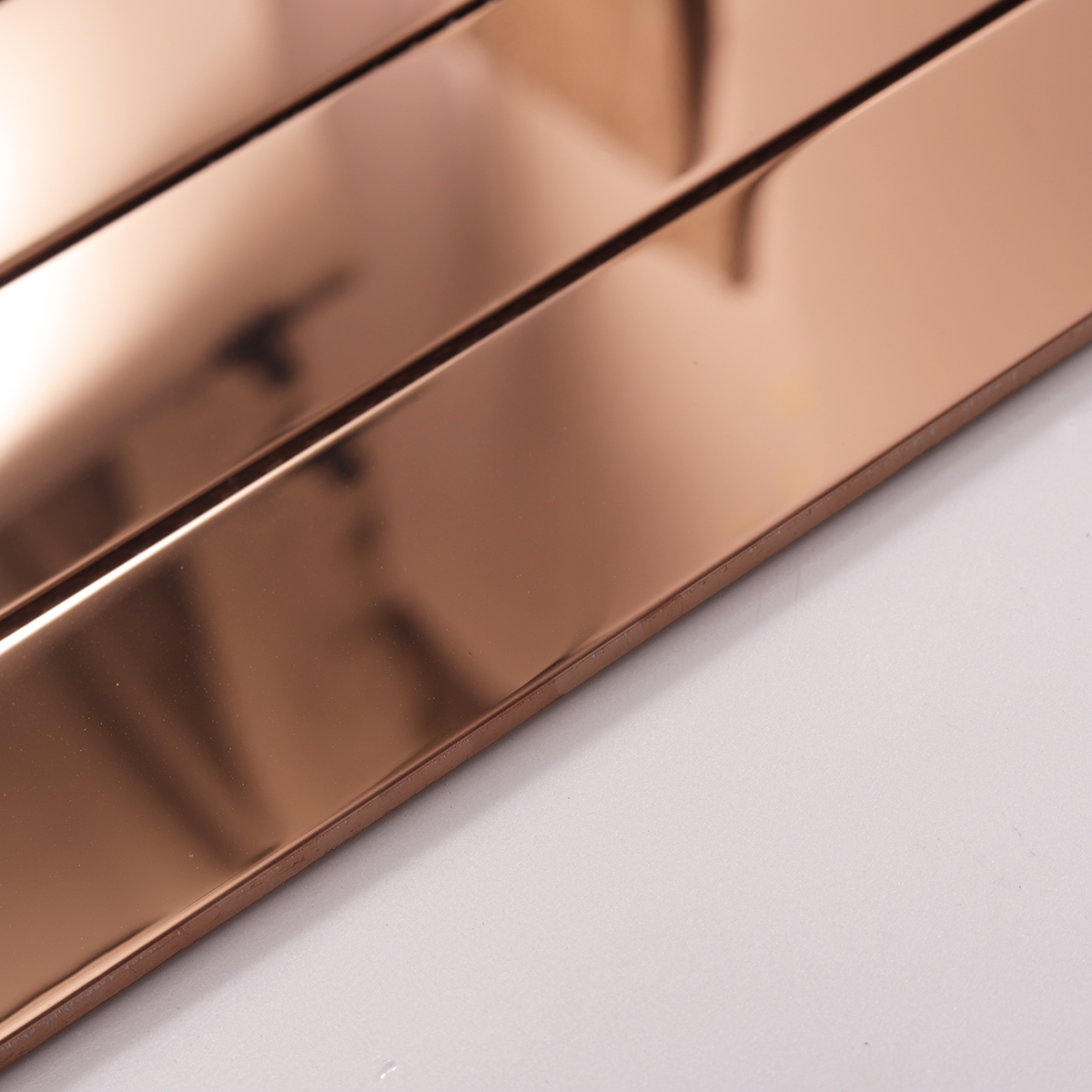 Side view close-up of Metal Rose Gold Glossy Stacked Mosaic Tile, edge detail